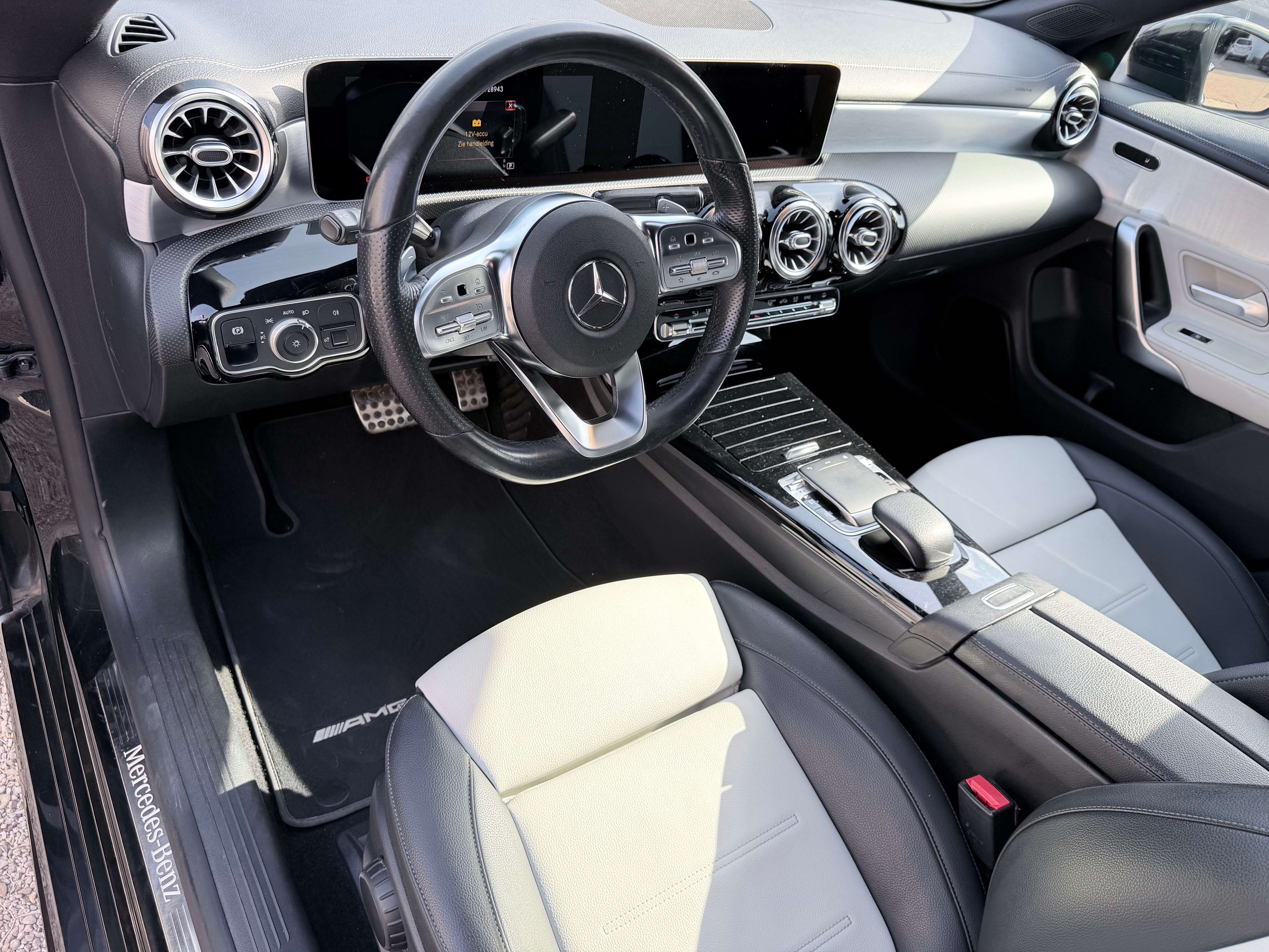 Mercedes-Benz CLA 180 AMG-LINE LEDER/CAM/LED/18"/CRUISE/ZETELVERW./AMBILIGHT