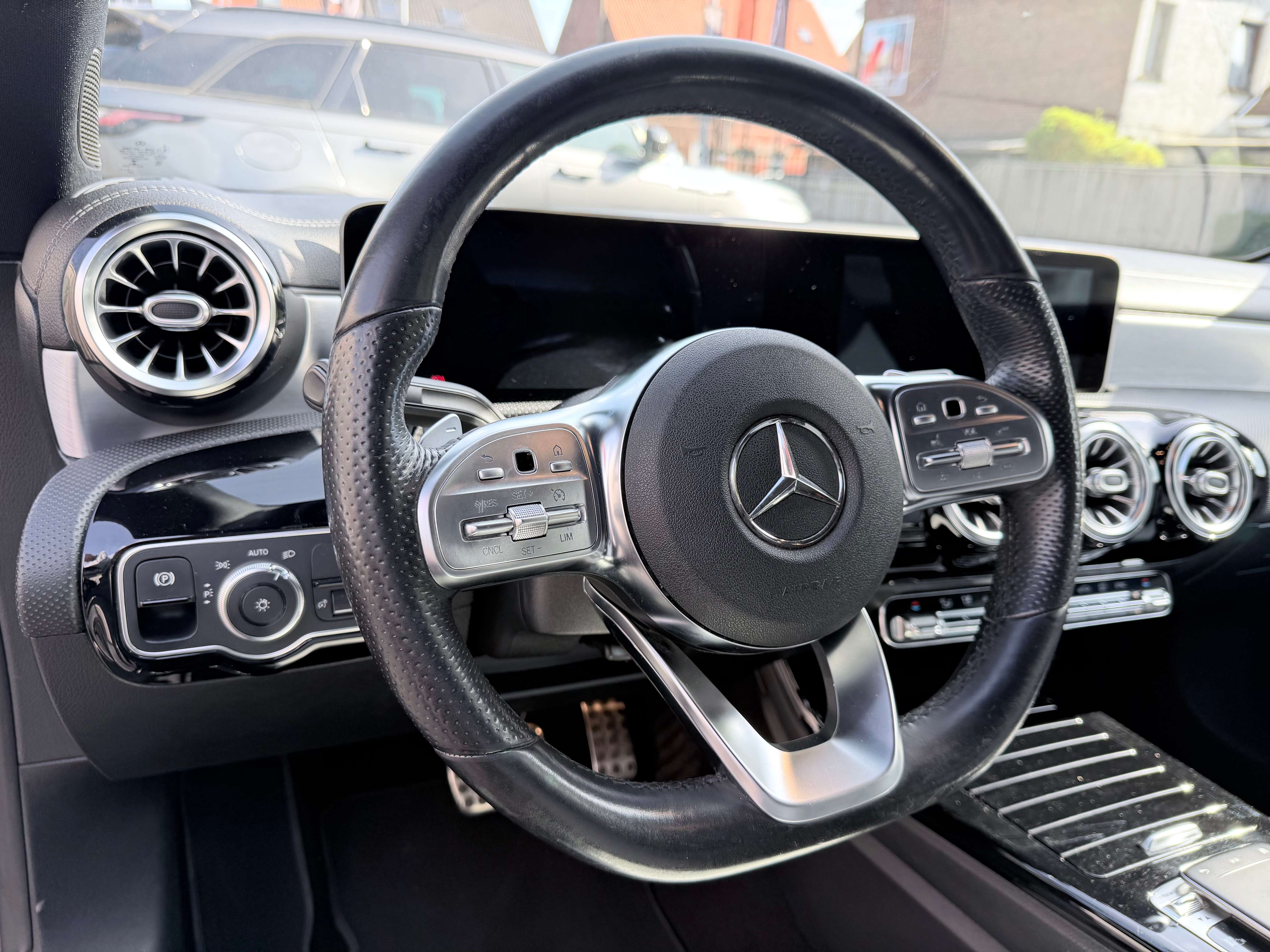 Mercedes-Benz CLA 180 AMG-LINE LEDER/CAM/LED/18"/CRUISE/ZETELVERW./AMBILIGHT