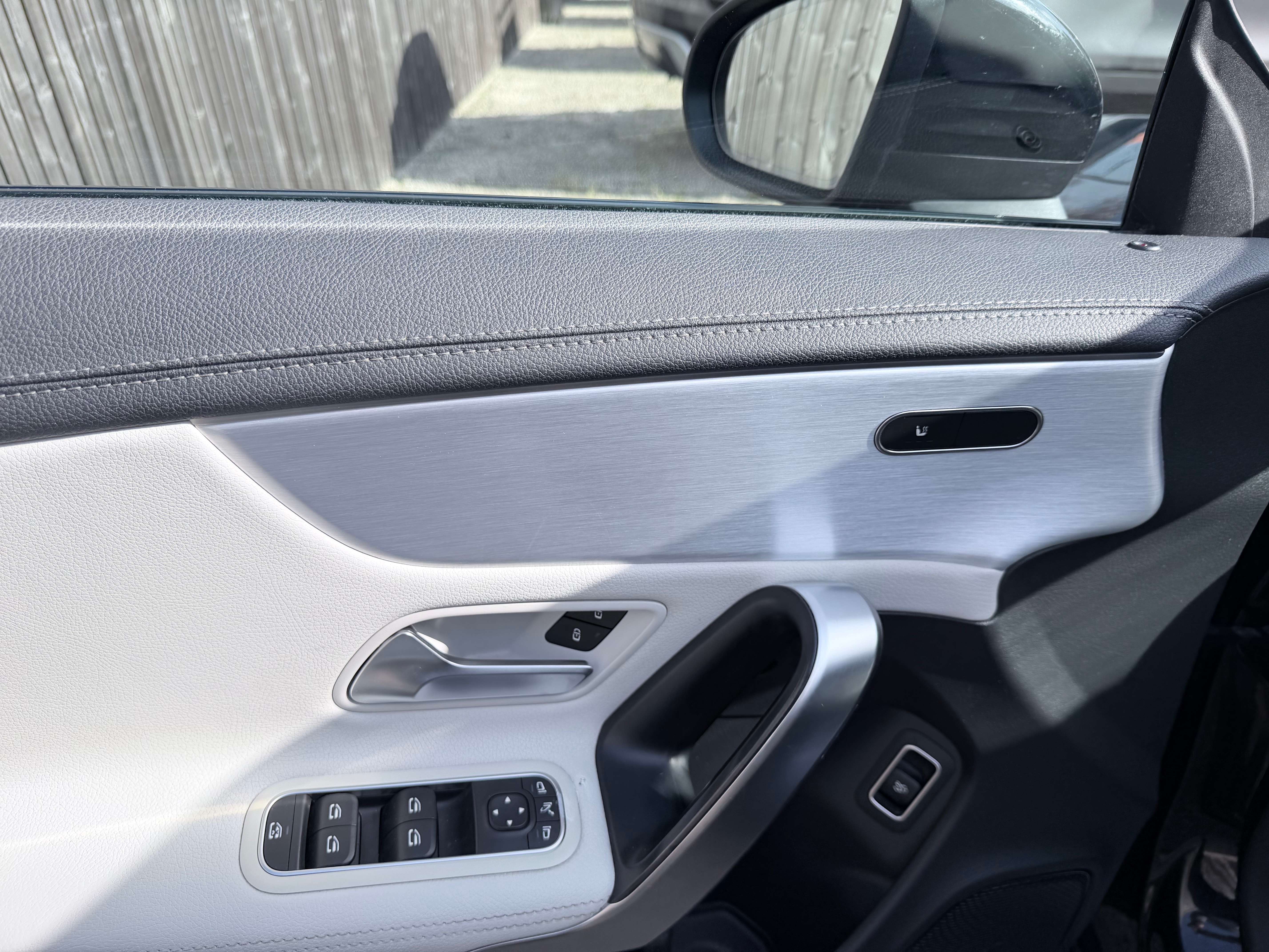 Mercedes-Benz CLA 180 AMG-LINE LEDER/CAM/LED/18"/CRUISE/ZETELVERW./AMBILIGHT