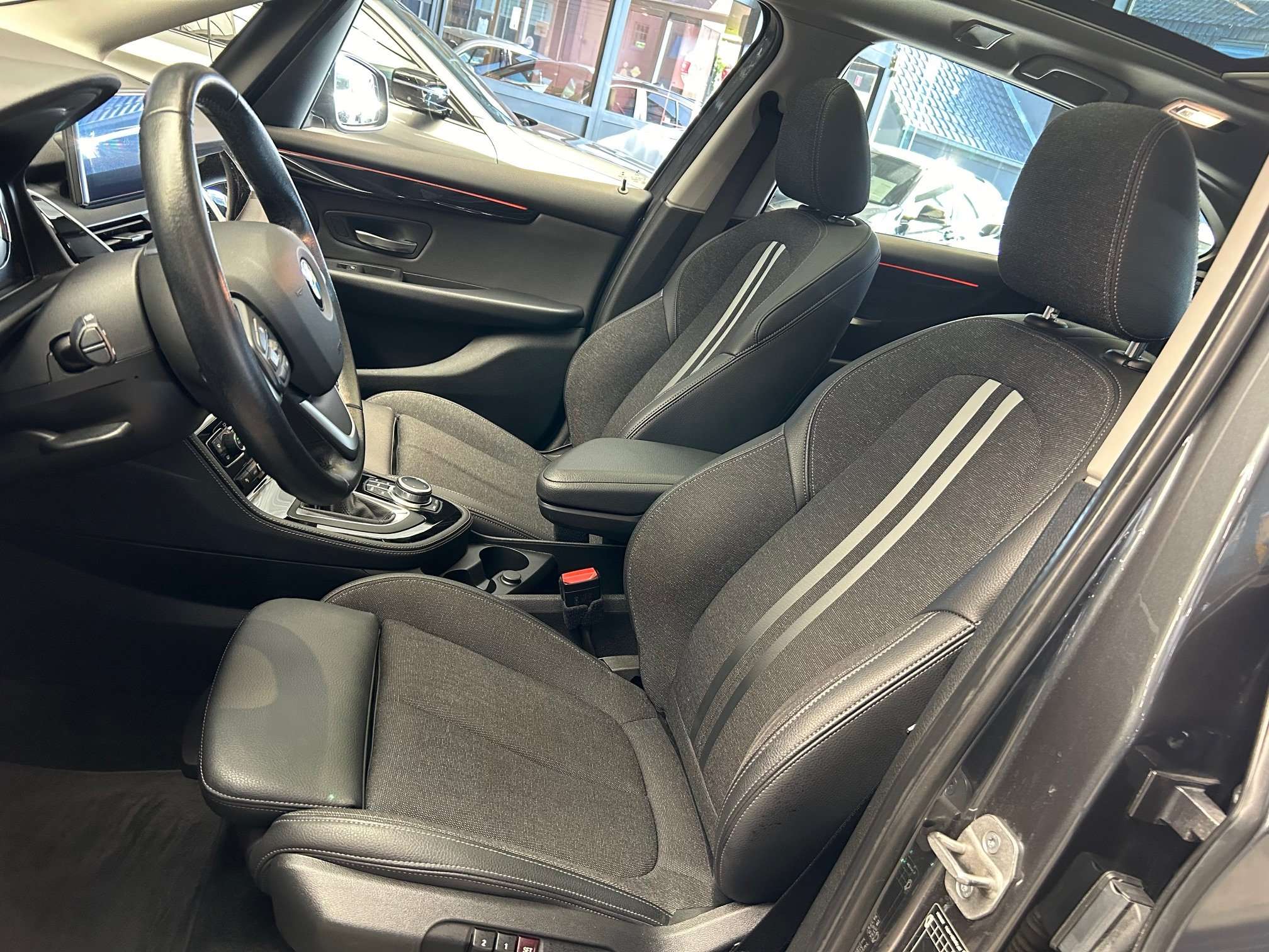 BMW 225 xe SportLine Alu17"/Pano/Cam/Leder/Led/Hud/Keyless *1j garantie*