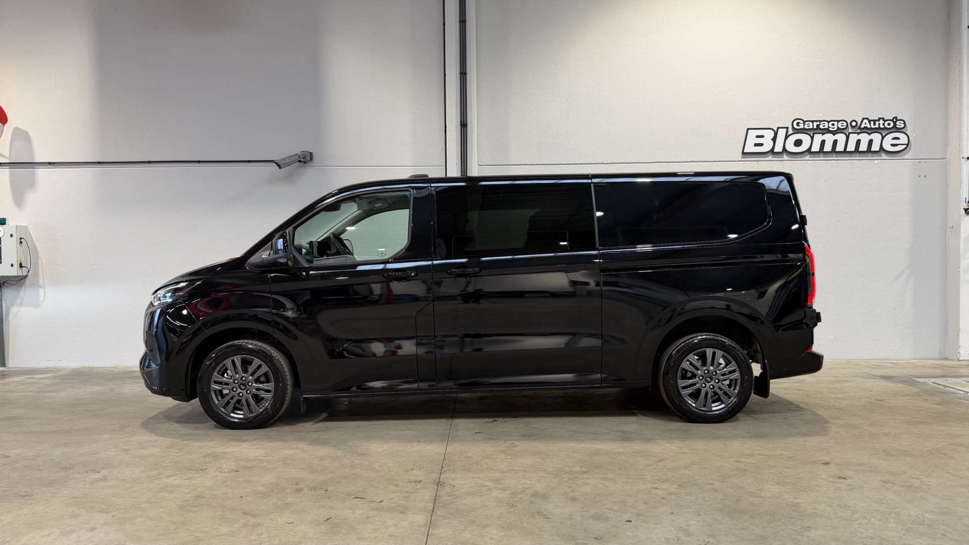 Ford Transit Custom 320 2.0 TDCI L2H1 Limited DC NIEUW ! 6-zit! 170 PK