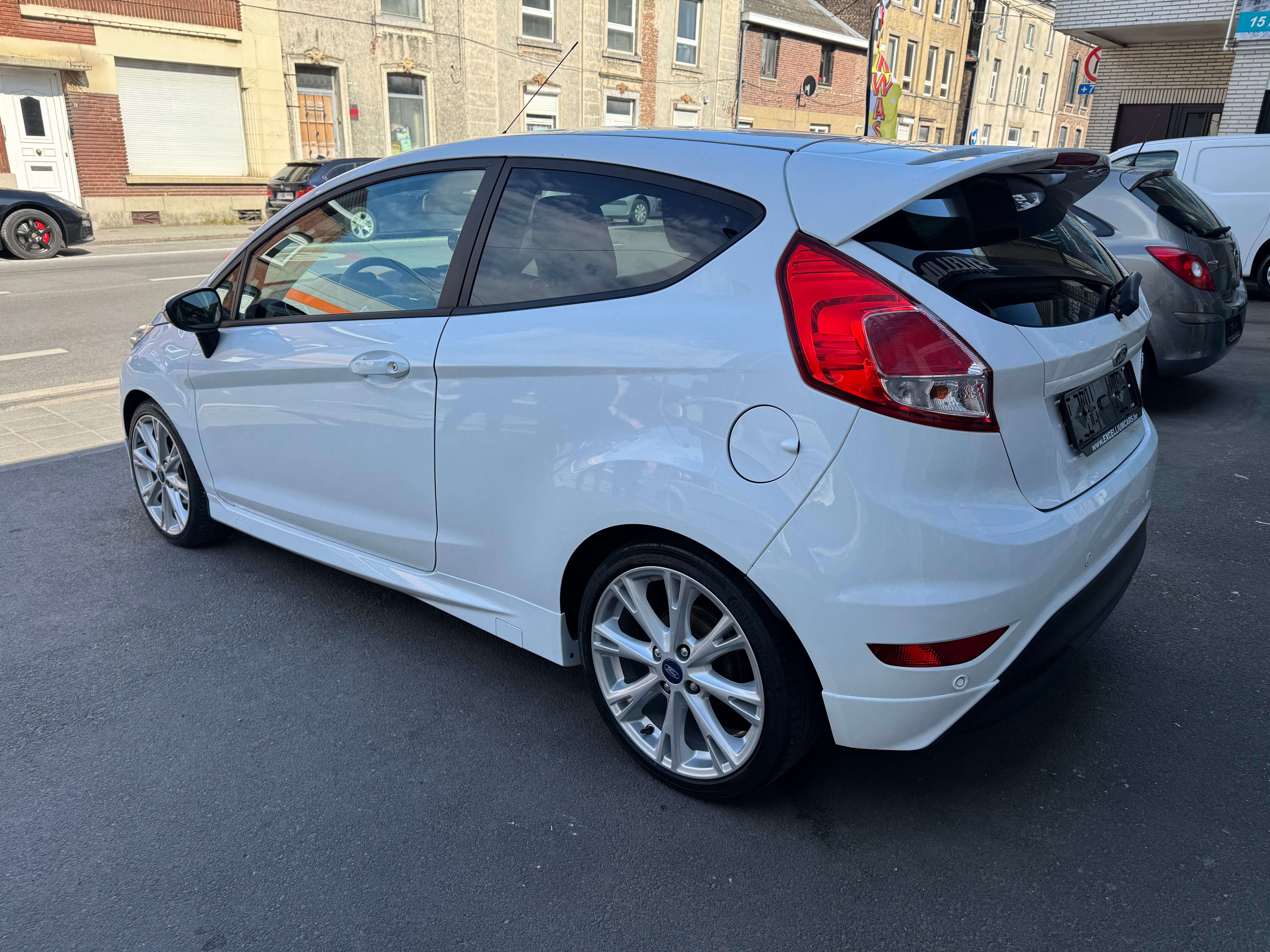 Ford Fiesta 1.5 TDCi Edition St Led Jante Gps Radar De recule Regulateur de vitesses Carnet Euro6B Tres Propre