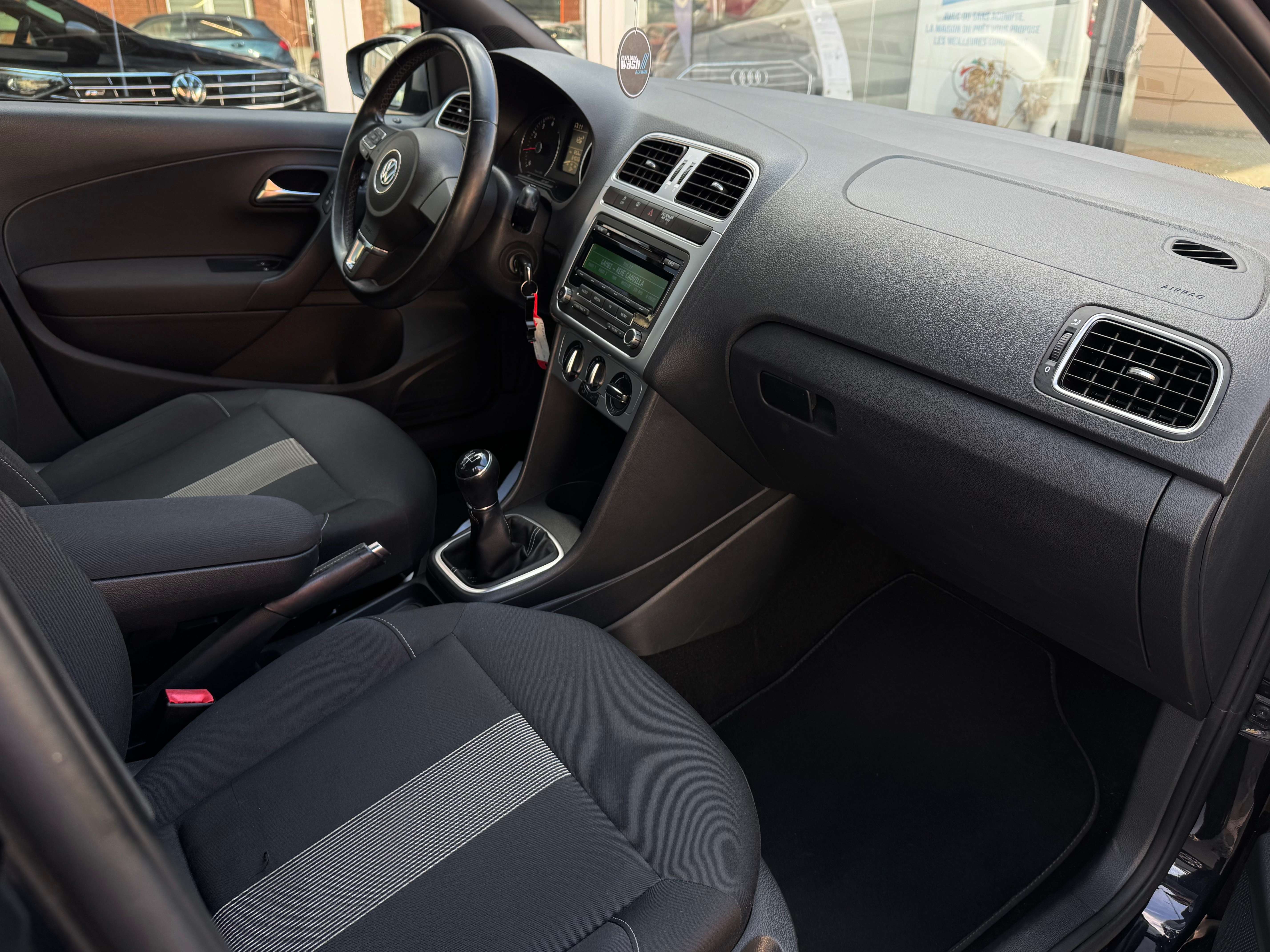 Volkswagen Polo 1.2i Black Edition Airco  Jante Airbag 5porte Carnet Garantie