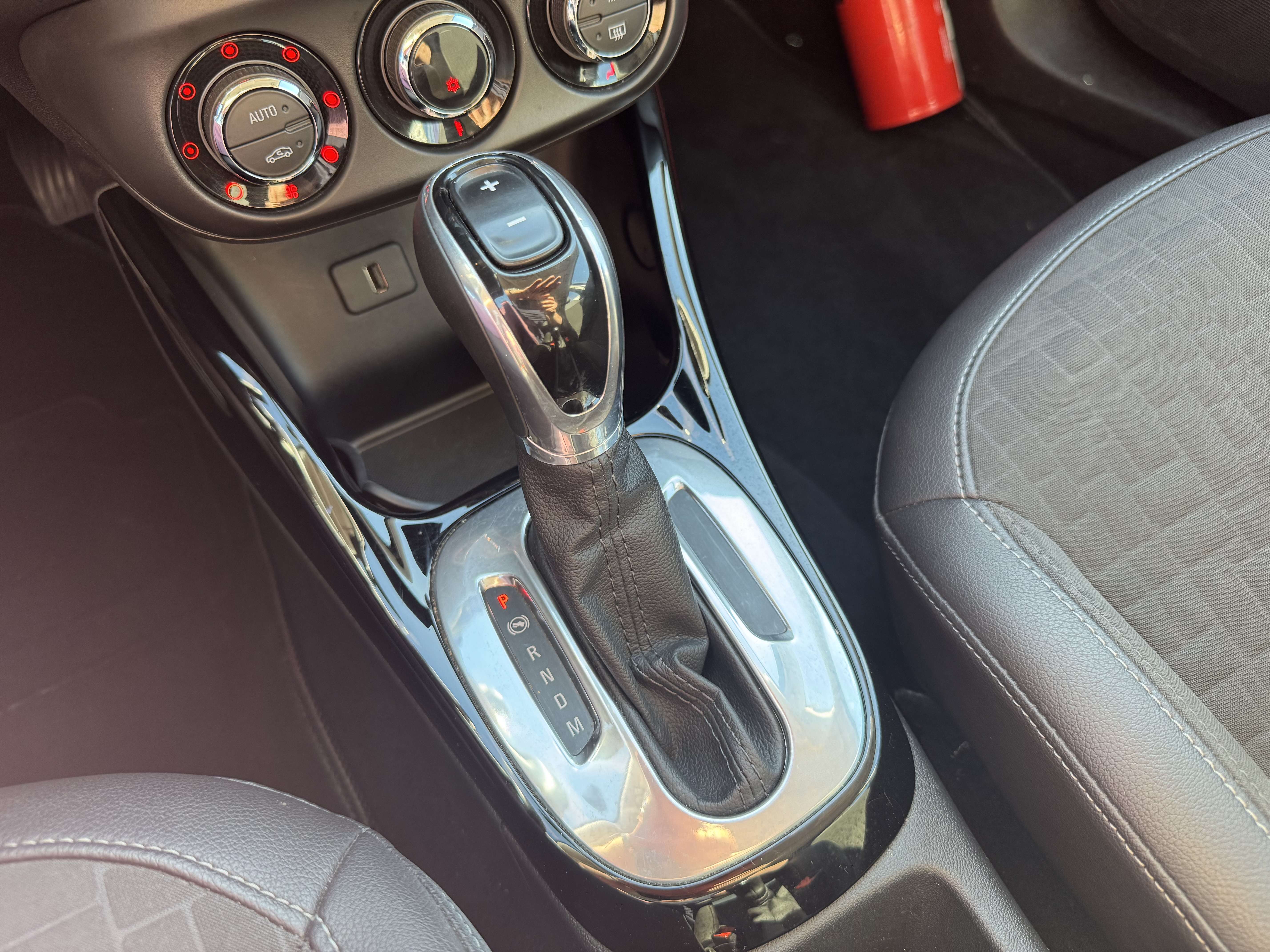 Opel Corsa 1.4i Cosmo AUTO / AIRCO / BLUETOOTH / NAV / PDC