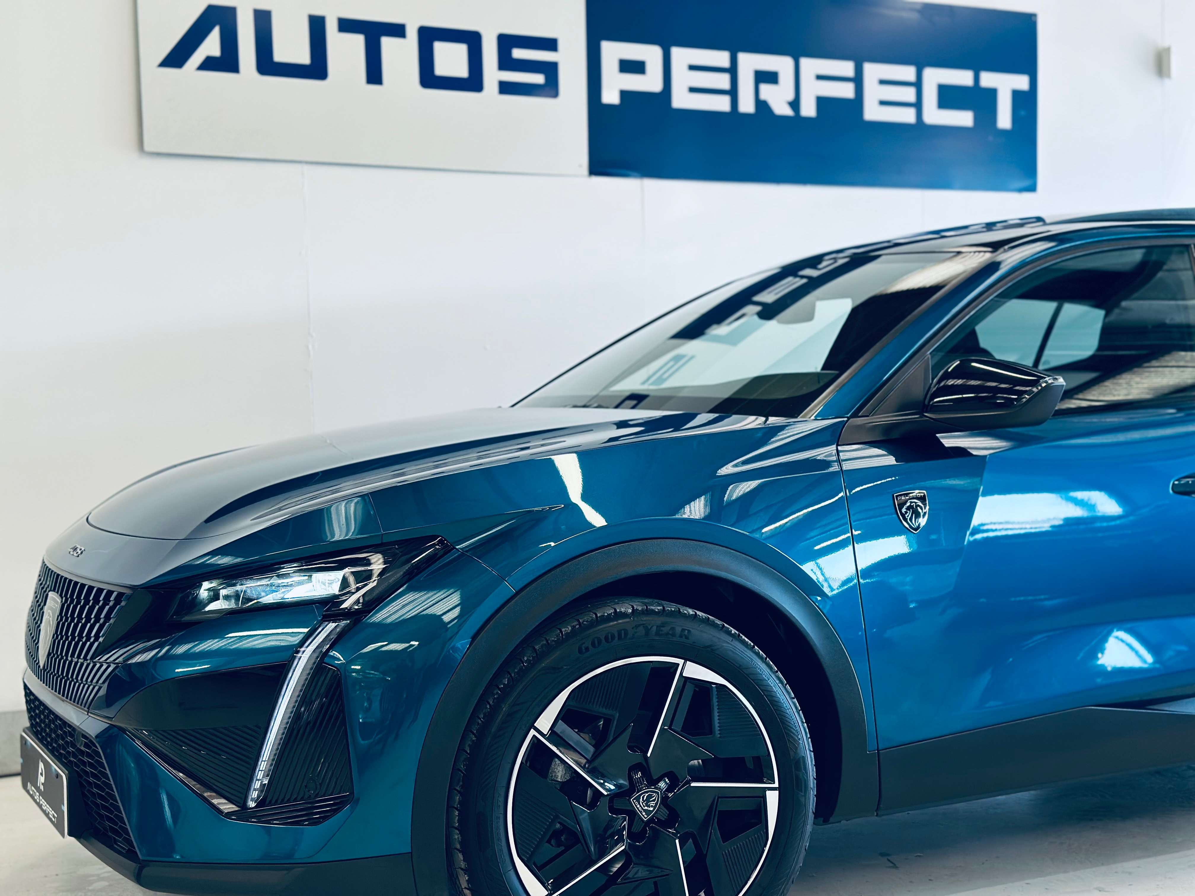 Peugeot 408 1.2 GT LINE PANO OUVRANT CAMERA NAVI PDC CLIM BIZONE CARPLAY JA 19 **FULL OPTIONS**