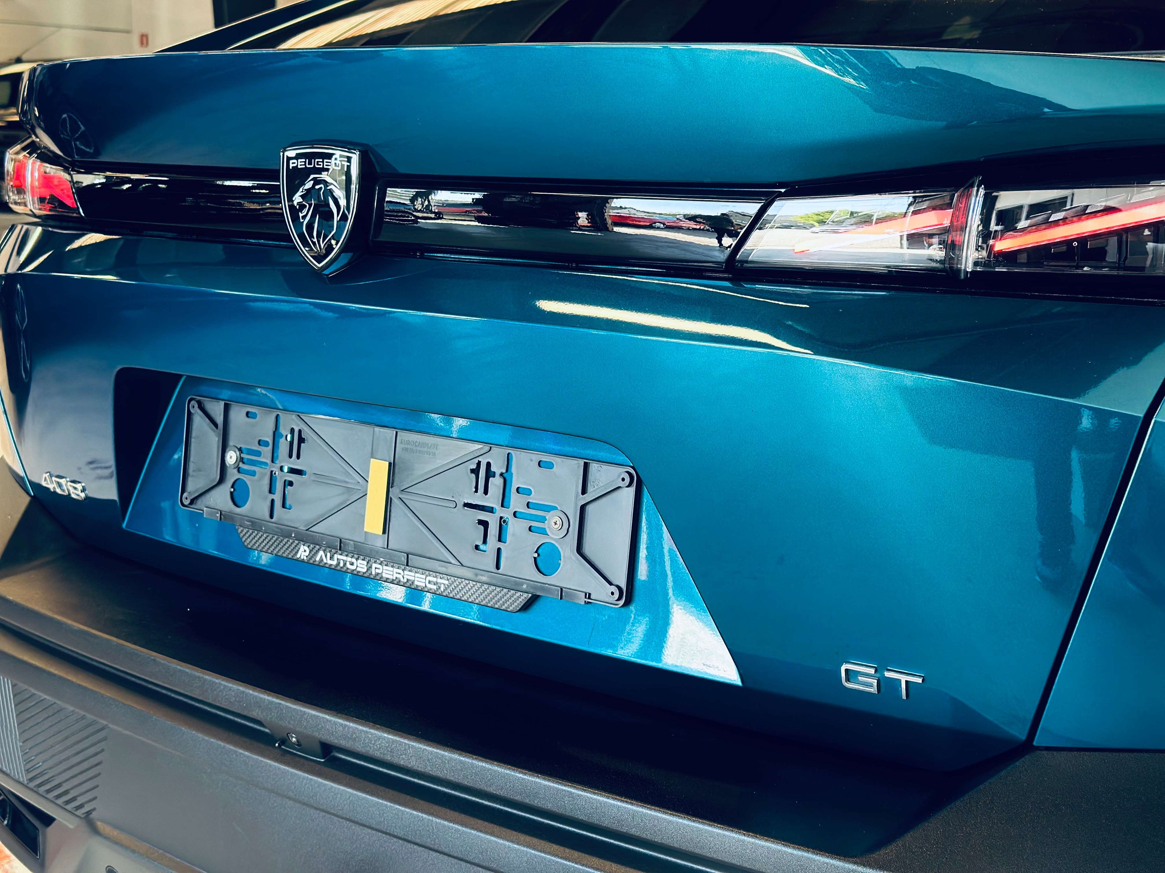 Peugeot 408 1.2 GT LINE PANO OUVRANT CAMERA NAVI PDC CLIM BIZONE CARPLAY JA 19 **FULL OPTIONS**