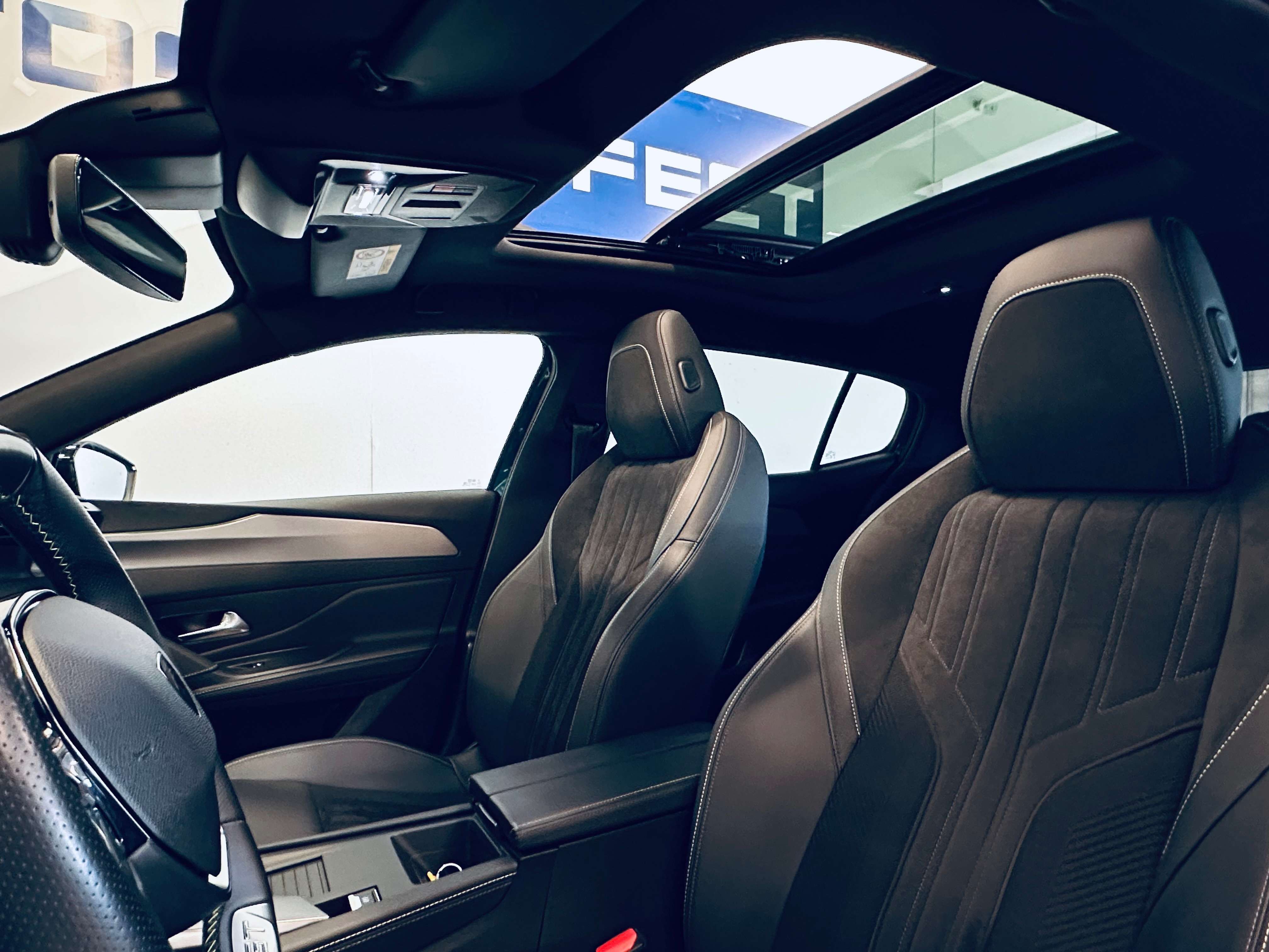 Peugeot 408 1.2 GT LINE PANO OUVRANT CAMERA NAVI PDC CLIM BIZONE CARPLAY JA 19 **FULL OPTIONS**