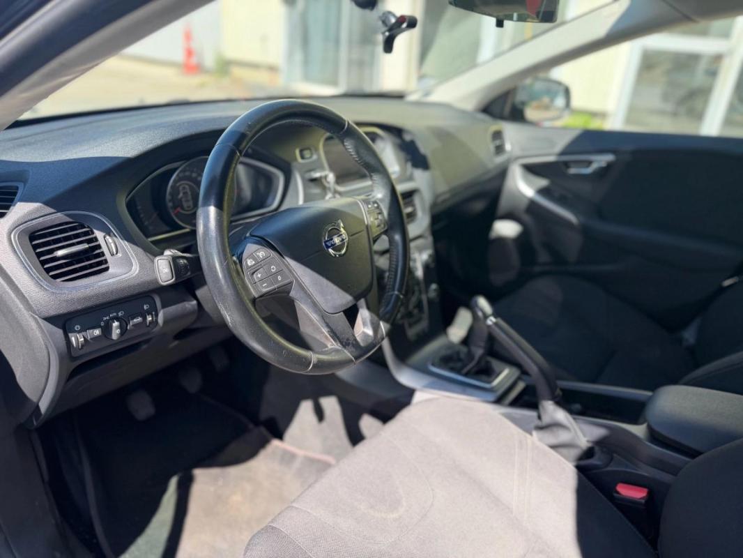 Volvo V40 1.6 115cv KINETIC ENTRETIEN VOLVO - COURROIE DE DISTRIBUTION OK RADAR RECUL GPS