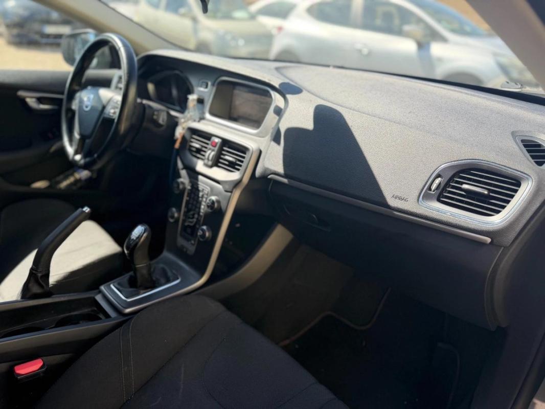 Volvo V40 1.6 115cv KINETIC ENTRETIEN VOLVO - COURROIE DE DISTRIBUTION OK RADAR RECUL GPS
