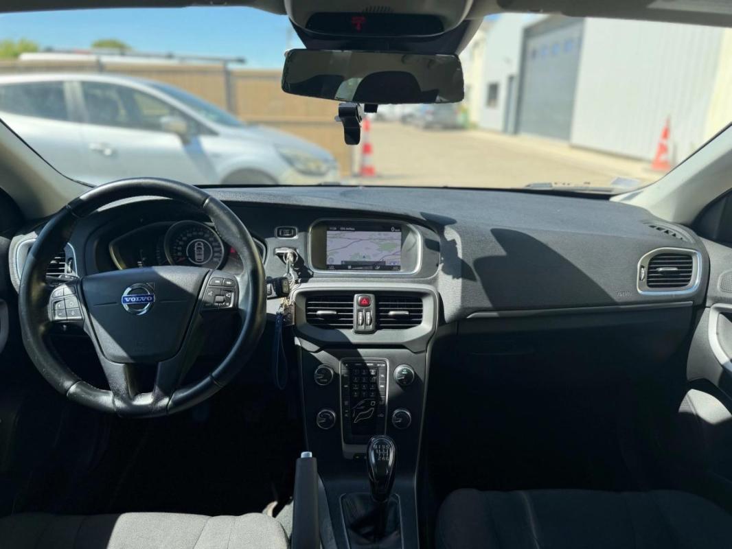 Volvo V40 1.6 115cv KINETIC ENTRETIEN VOLVO - COURROIE DE DISTRIBUTION OK RADAR RECUL GPS