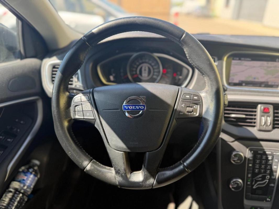 Volvo V40 1.6 115cv KINETIC ENTRETIEN VOLVO - COURROIE DE DISTRIBUTION OK RADAR RECUL GPS