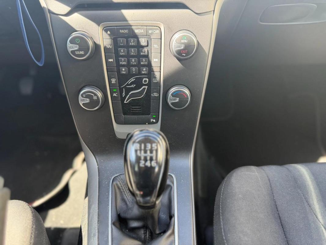 Volvo V40 1.6 115cv KINETIC ENTRETIEN VOLVO - COURROIE DE DISTRIBUTION OK RADAR RECUL GPS
