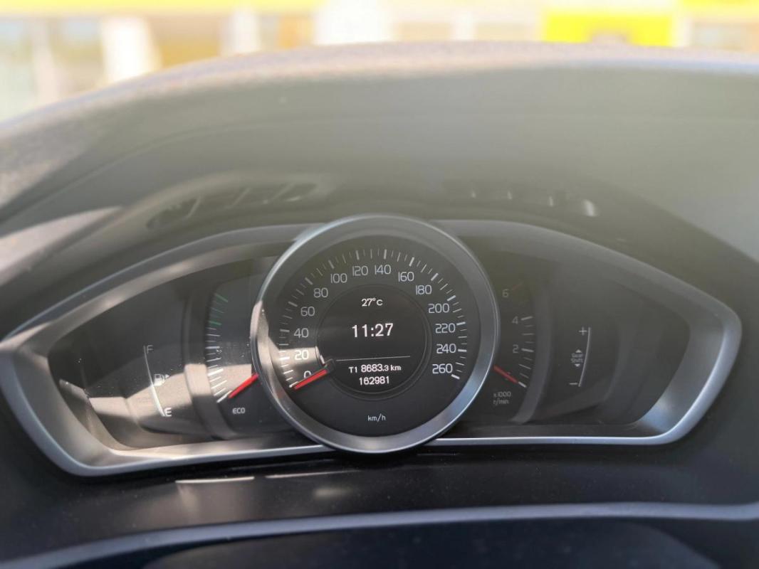 Volvo V40 1.6 115cv KINETIC ENTRETIEN VOLVO - COURROIE DE DISTRIBUTION OK RADAR RECUL GPS
