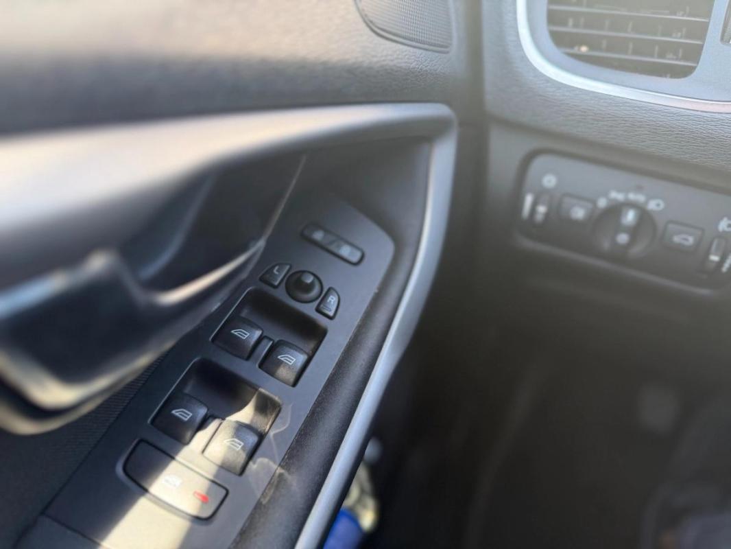 Volvo V40 1.6 115cv KINETIC ENTRETIEN VOLVO - COURROIE DE DISTRIBUTION OK RADAR RECUL GPS