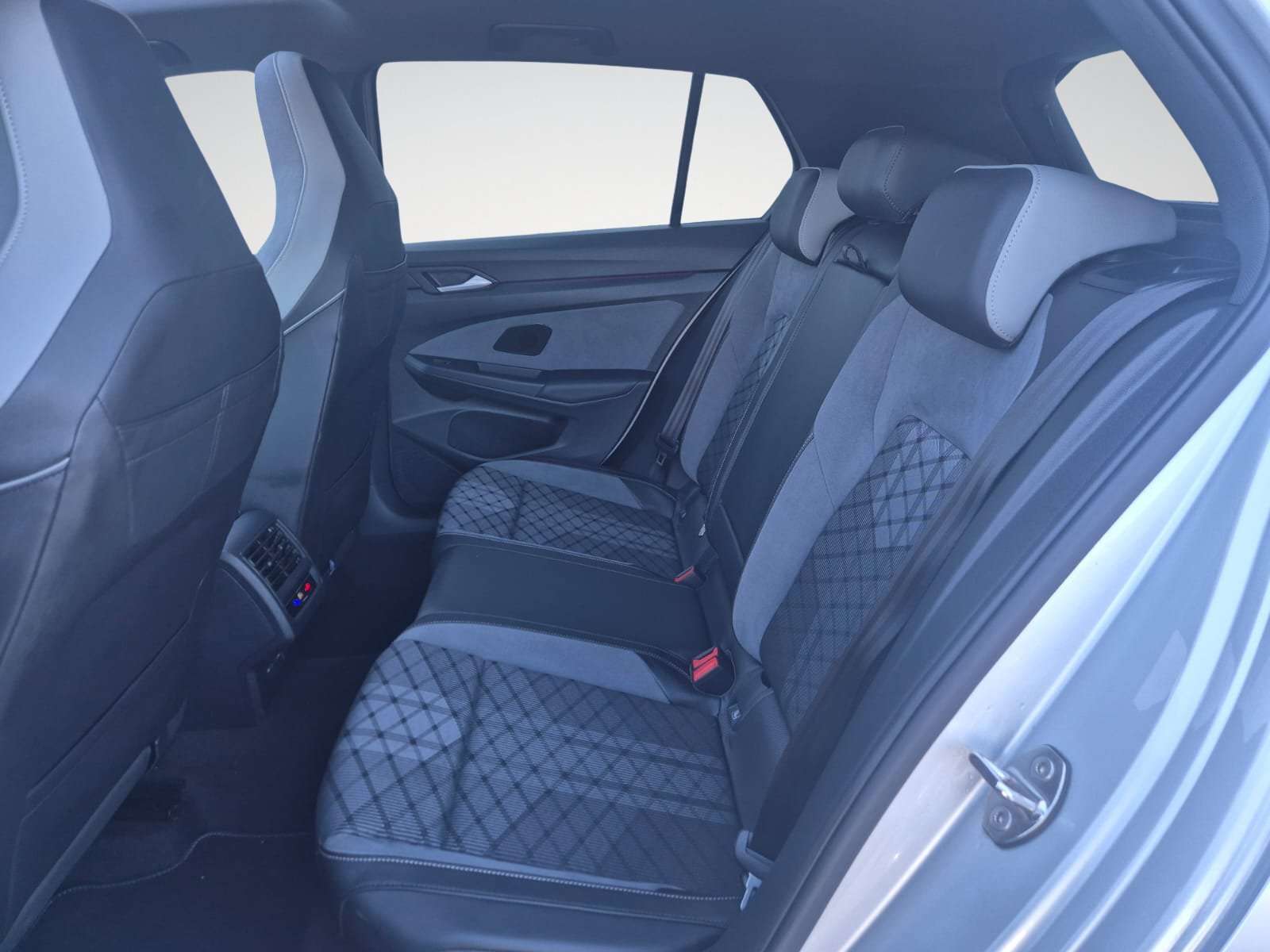Volkswagen Golf 2.0 SCR TDi R-Line Business Premium DSG / Harman Kardon / Carplay / Camera / Navigation / Garantie 12 Mois