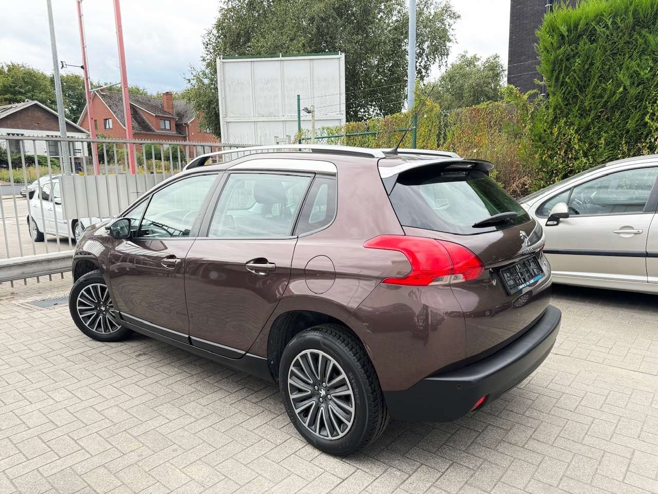 Peugeot 2008 Allure 1.2i Benzine - Navi ** 1 JAAR GARANTIE **