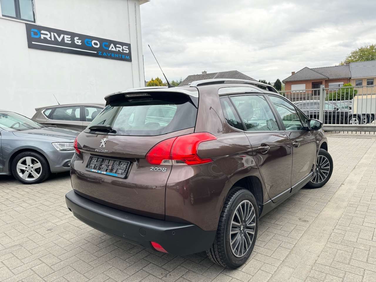 Peugeot 2008 Allure 1.2i Benzine - Navi ** 1 JAAR GARANTIE **