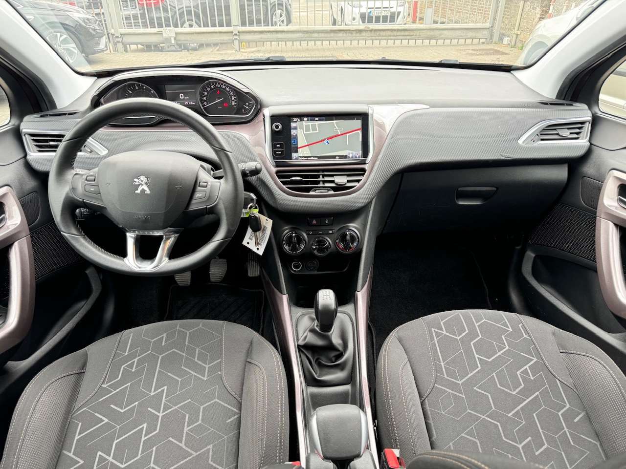 Peugeot 2008 Allure 1.2i Benzine - Navi ** 1 JAAR GARANTIE **