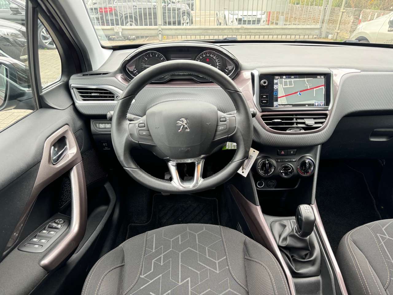 Peugeot 2008 Allure 1.2i Benzine - Navi ** 1 JAAR GARANTIE **