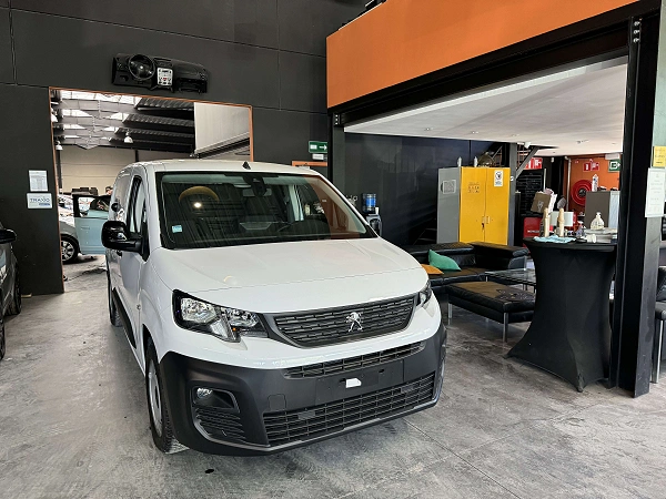 Peugeot Partner 1.5  AUTOMATIQUE - 1.742 KM ! UTILITAIRE - LIM/REG