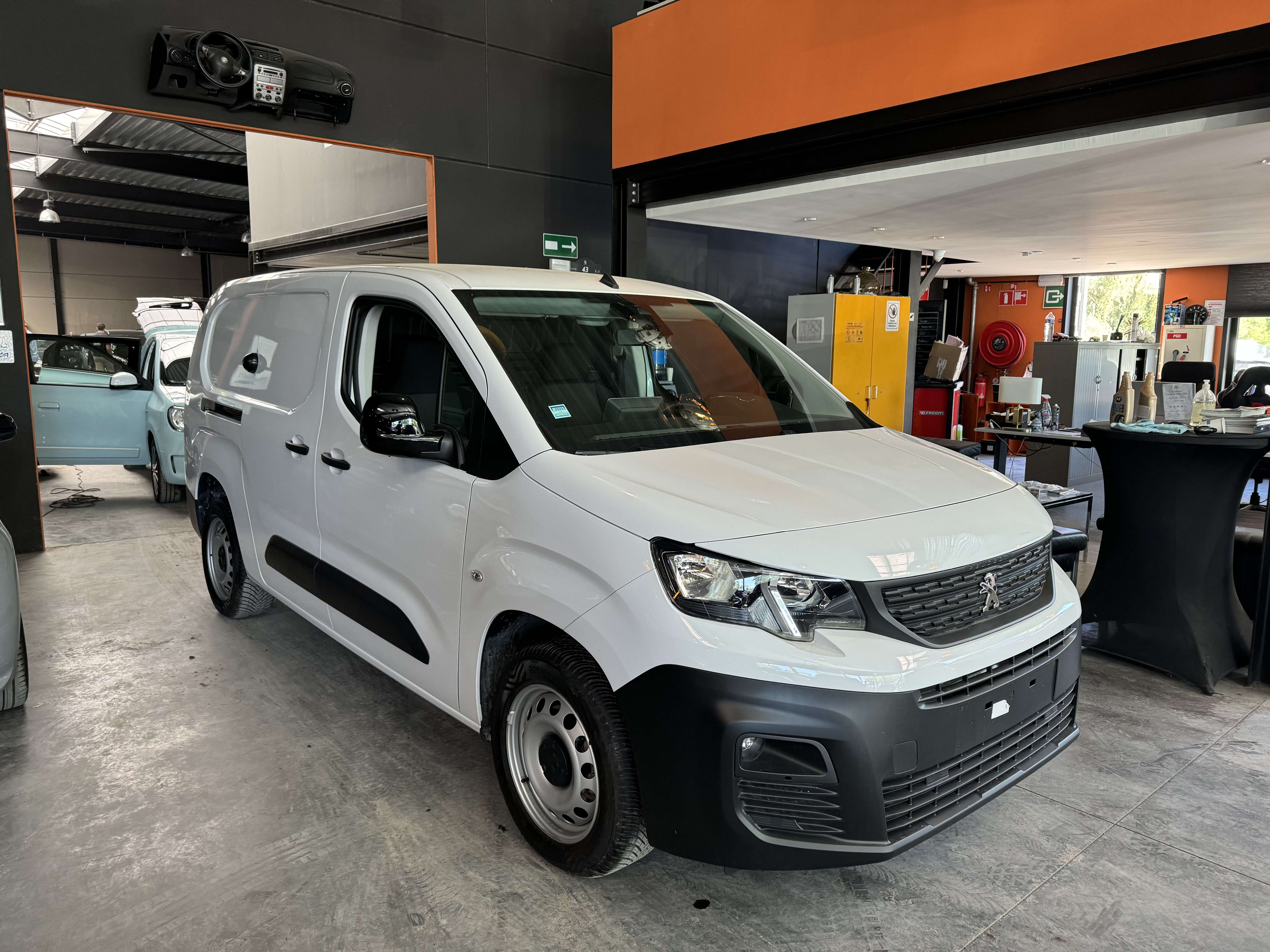 Peugeot Partner 1.5  AUTOMATIQUE - 1.742 KM ! UTILITAIRE - LIM/REG