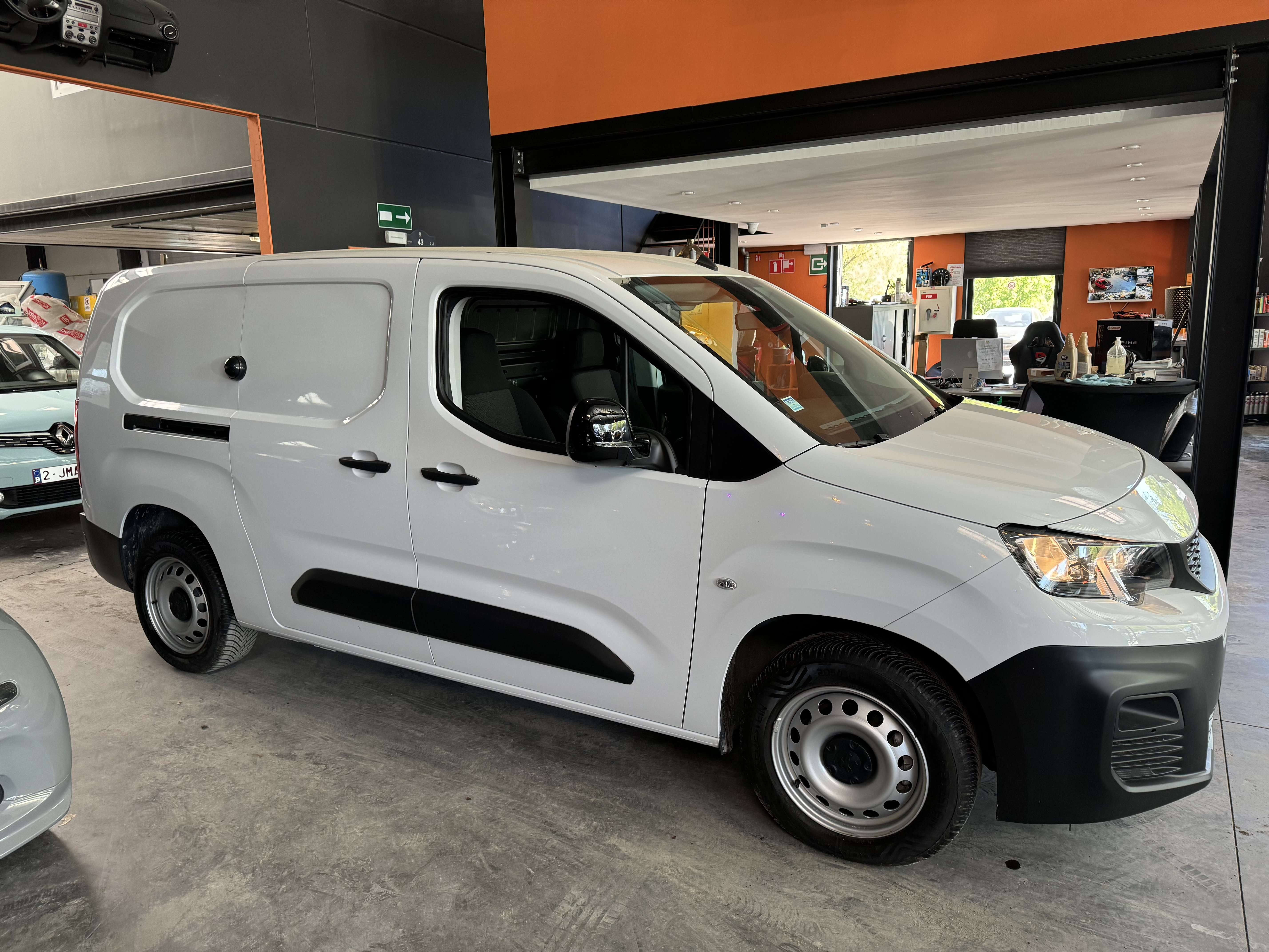 Peugeot Partner 1.5  AUTOMATIQUE - 1.742 KM ! UTILITAIRE - LIM/REG