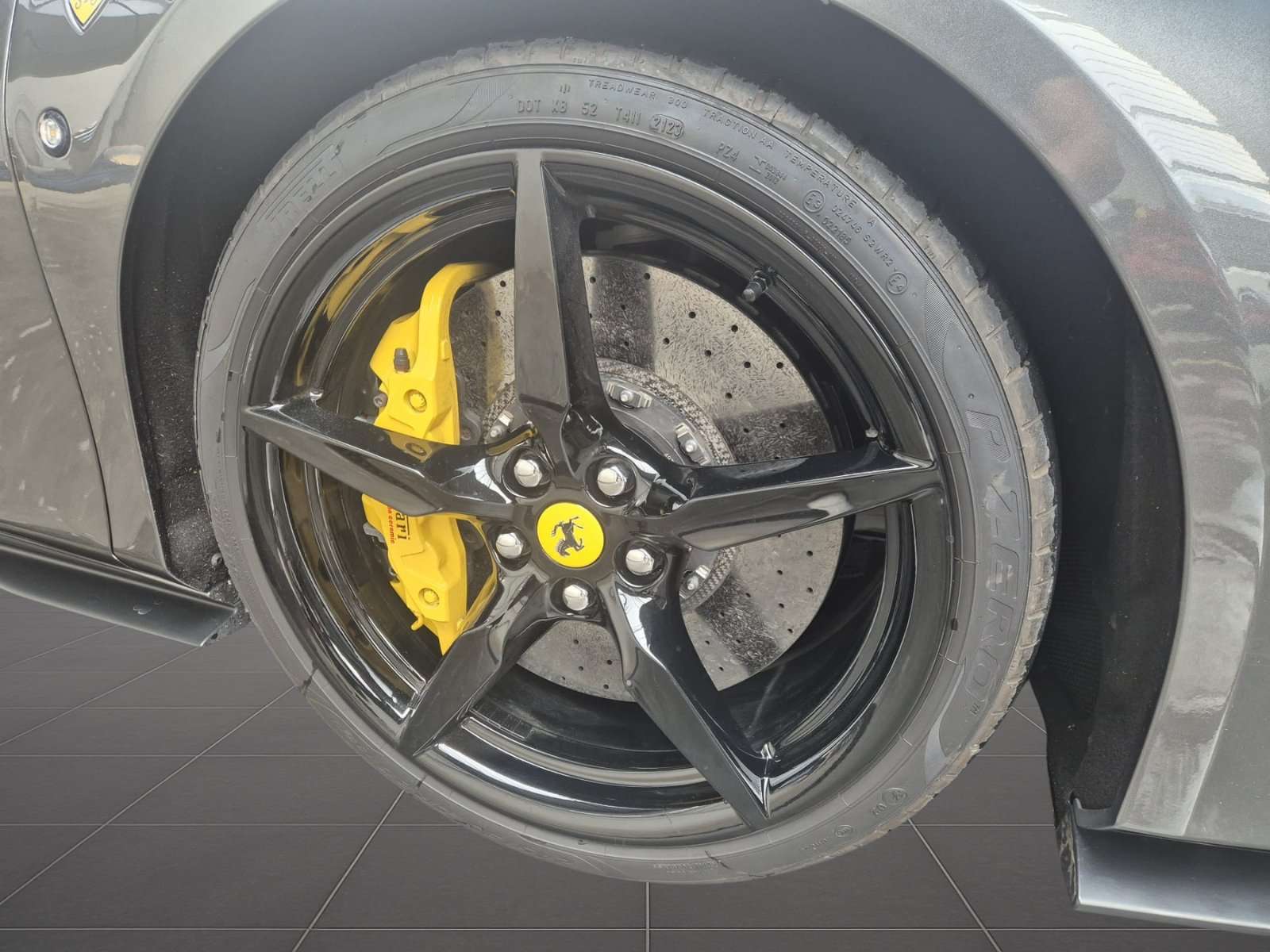 Ferrari F8 Tributo 3.9 V8 BiTurbo F1 / CARBON / GARANTIE 12 MOIS / CARNET COMPLET / ETAT NEUVE /