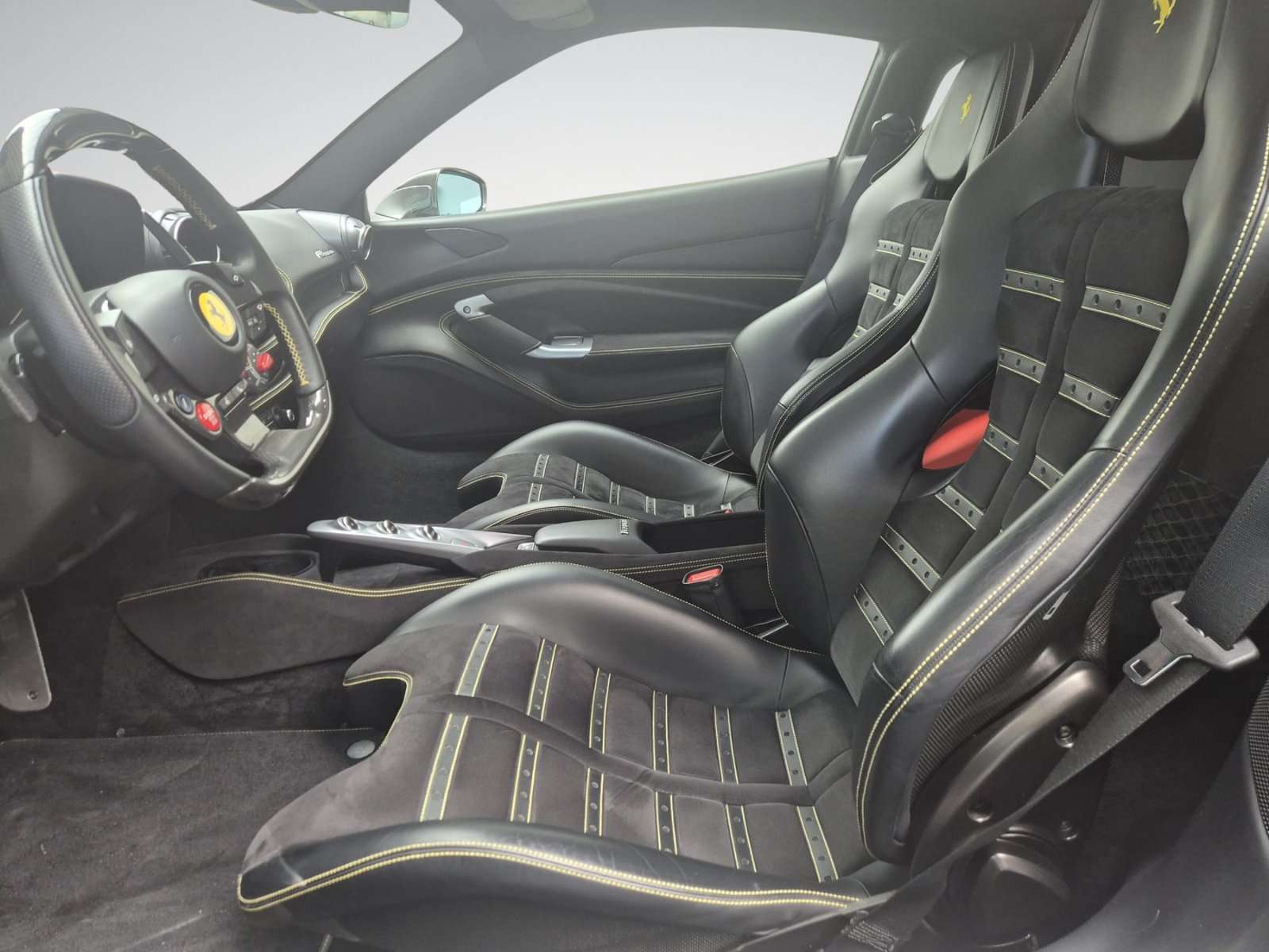 Ferrari F8 Tributo 3.9 V8 BiTurbo F1 / CARBON / GARANTIE 12 MOIS / CARNET COMPLET / ETAT NEUVE /