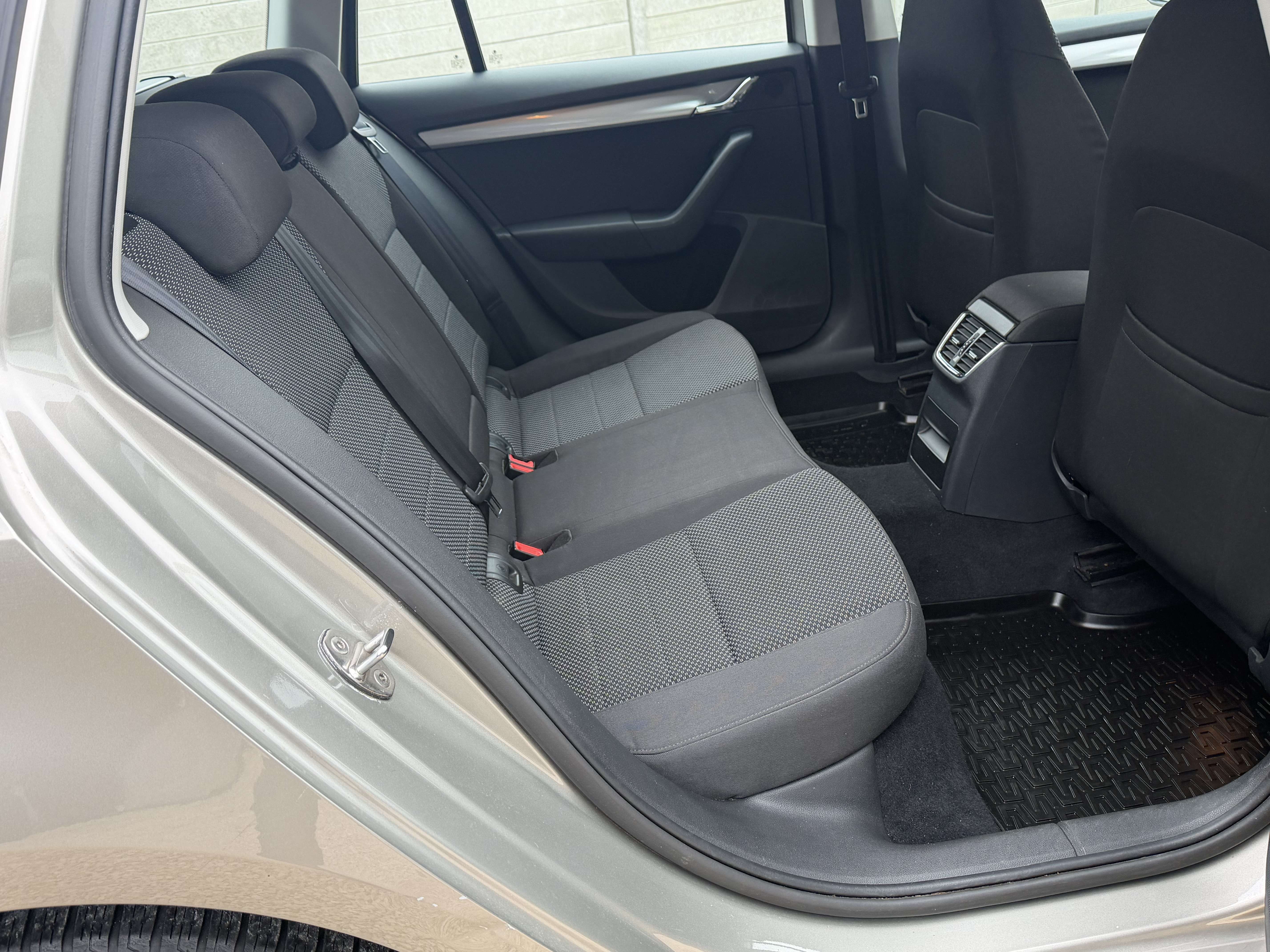 Skoda Octavia Octavia SW 1.6 CR TDi ° NAVI ° JANTES ° PDC ° 1e M