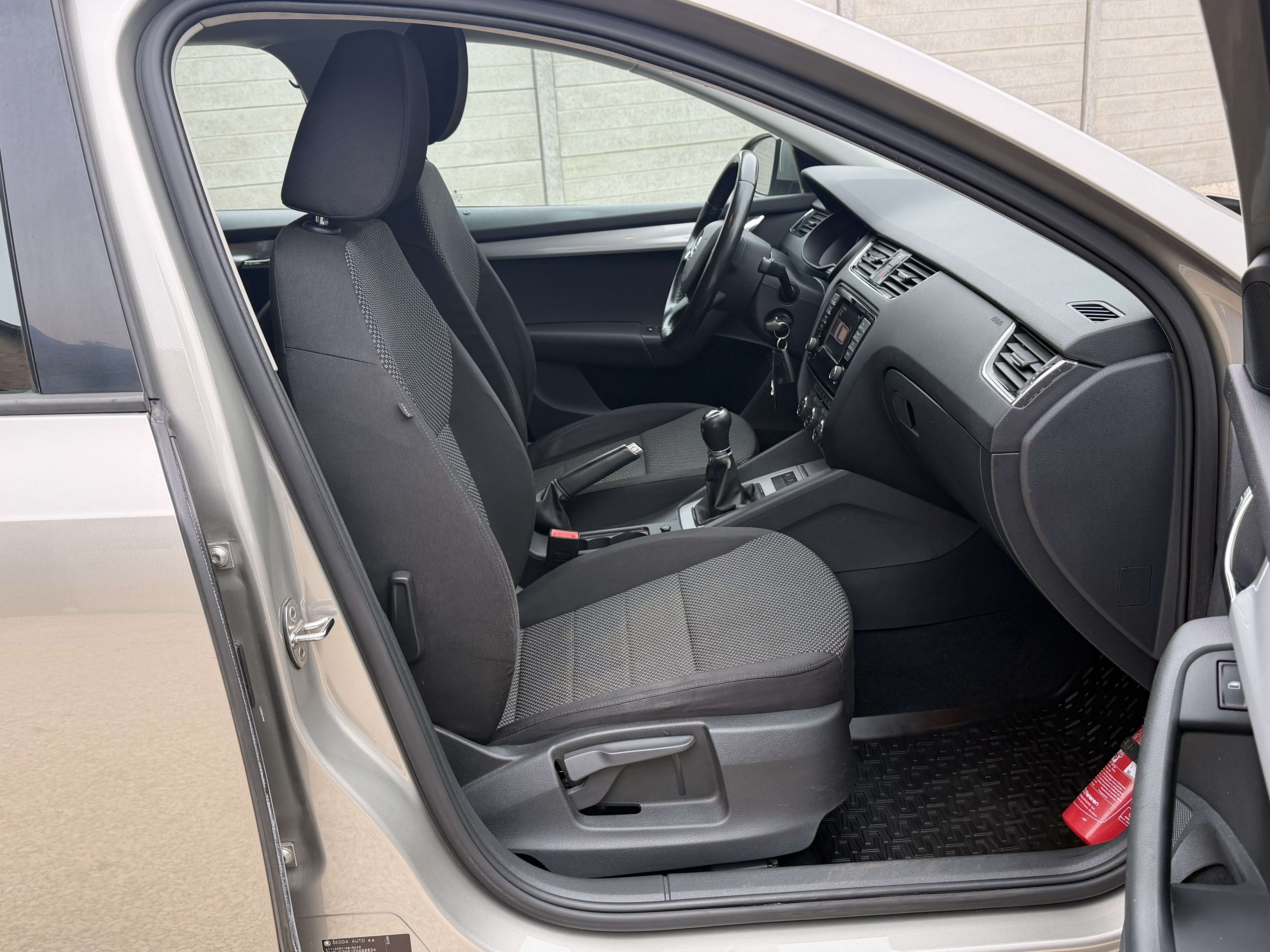 Skoda Octavia Octavia SW 1.6 CR TDi ° NAVI ° JANTES ° PDC ° 1e M