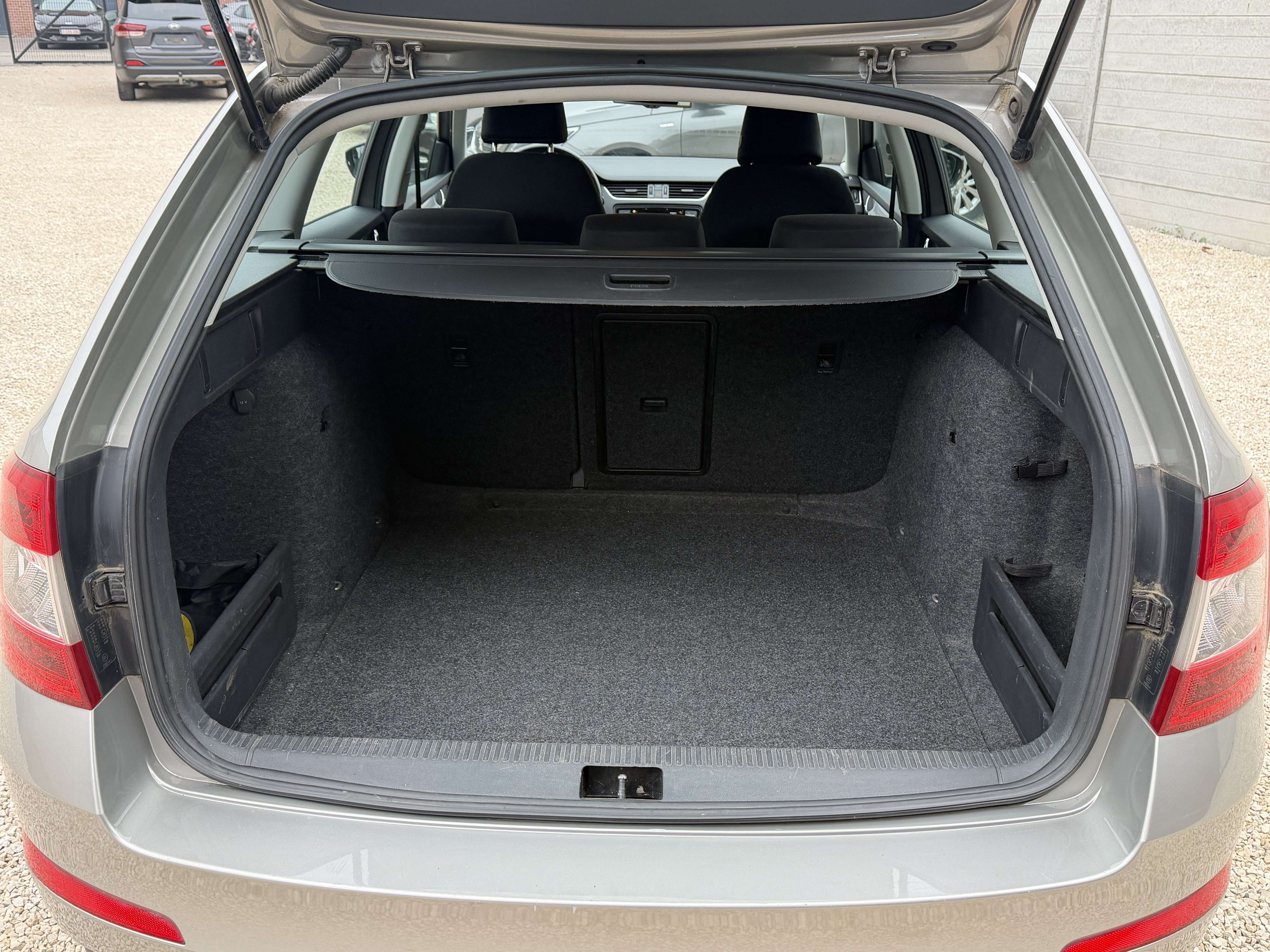 Skoda Octavia Octavia SW 1.6 CR TDi ° NAVI ° JANTES ° PDC ° 1e M