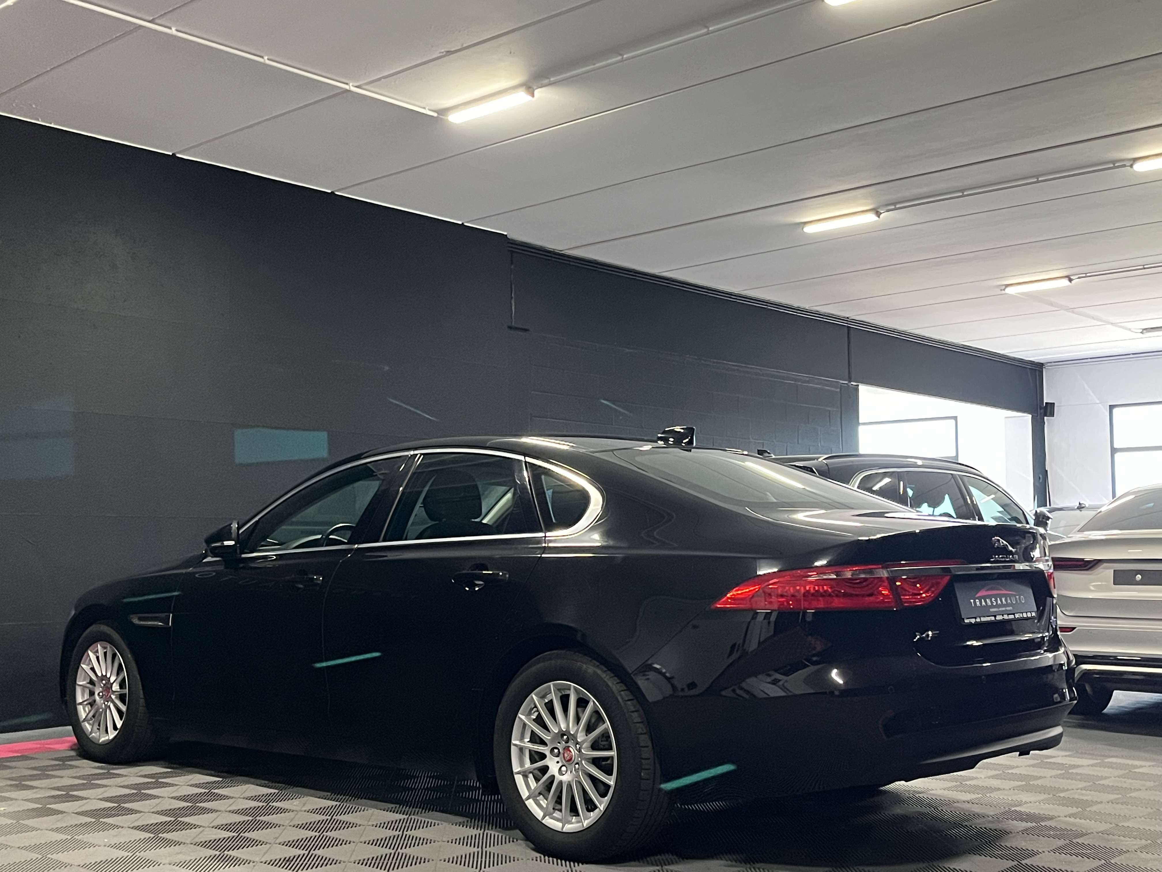 Jaguar XF 2.0 D E-Performance Business Ed. R-Sport.— Cuir — Sièges électriques — Caméra — GPS
