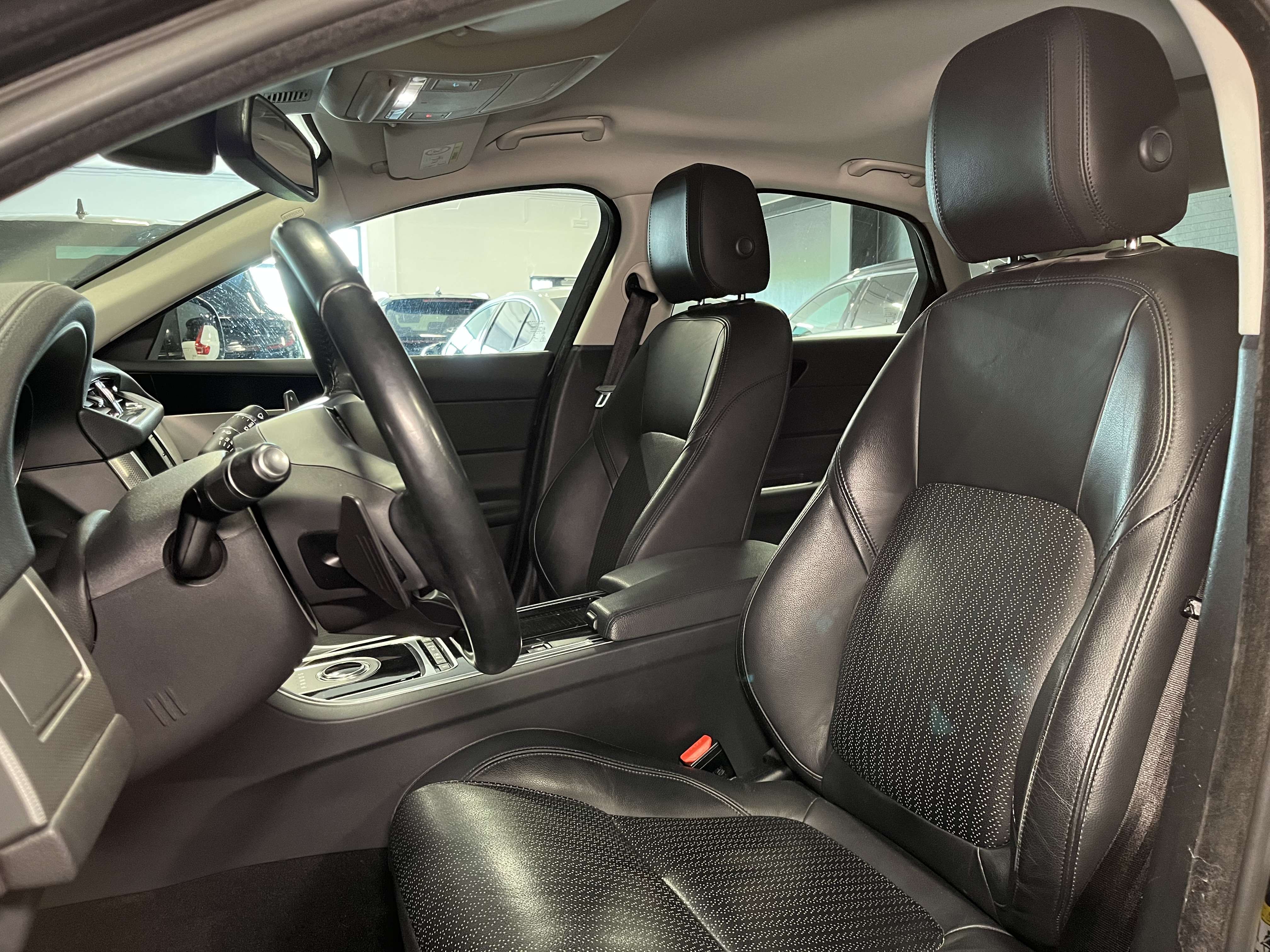 Jaguar XF 2.0 D E-Performance Business Ed. R-Sport.— Cuir — Sièges électriques — Caméra — GPS