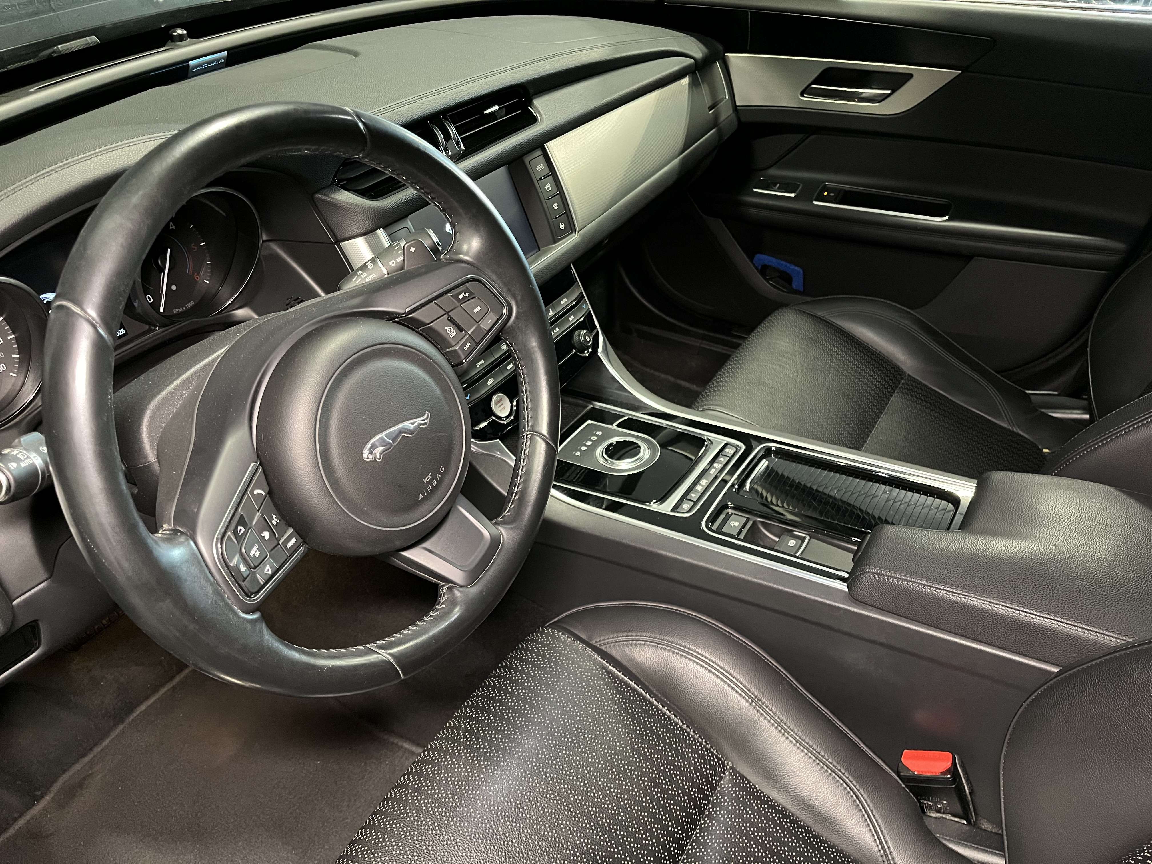 Jaguar XF 2.0 D E-Performance Business Ed. R-Sport.— Cuir — Sièges électriques — Caméra — GPS