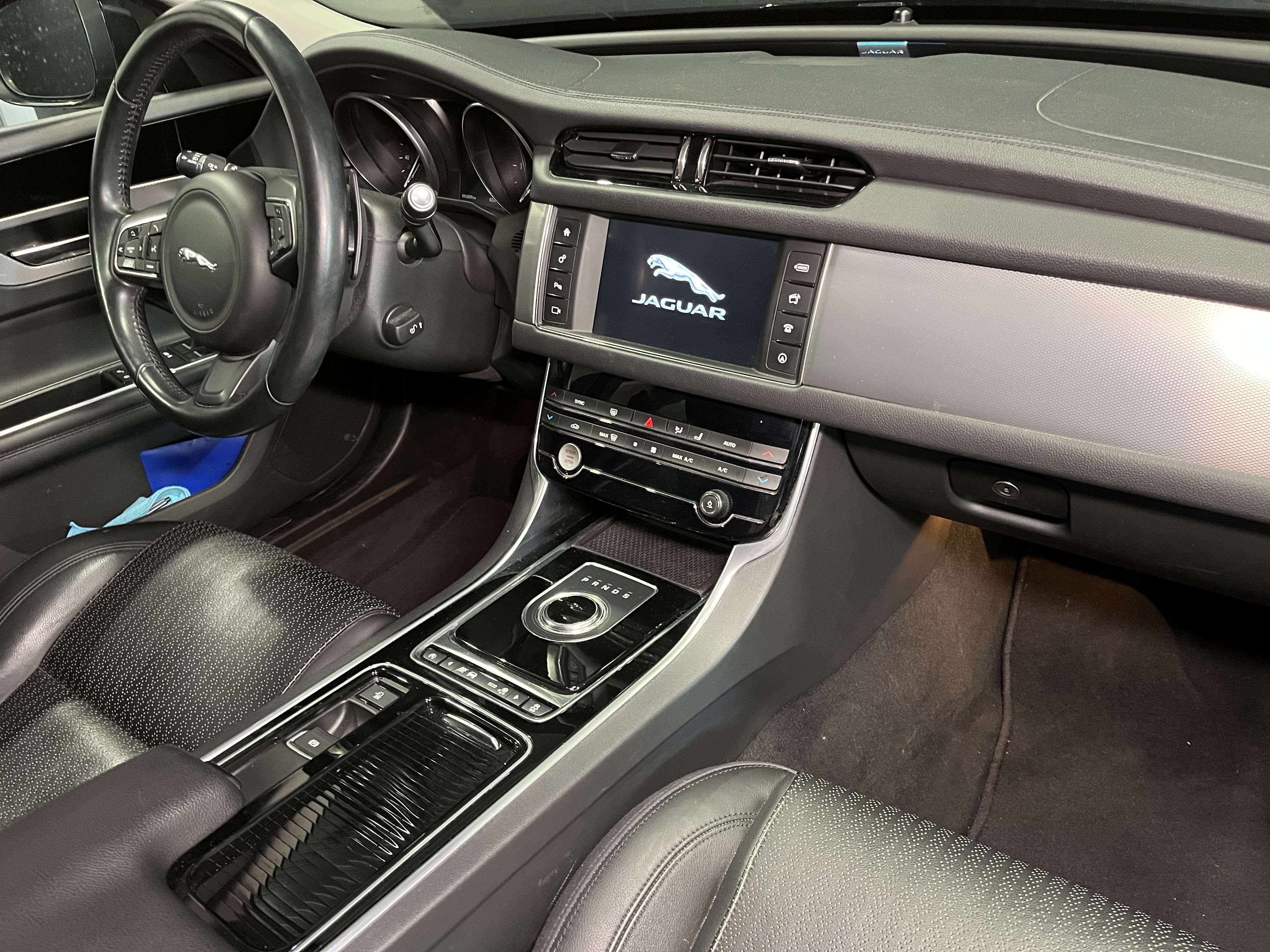 Jaguar XF 2.0 D E-Performance Business Ed. R-Sport.— Cuir — Sièges électriques — Caméra — GPS