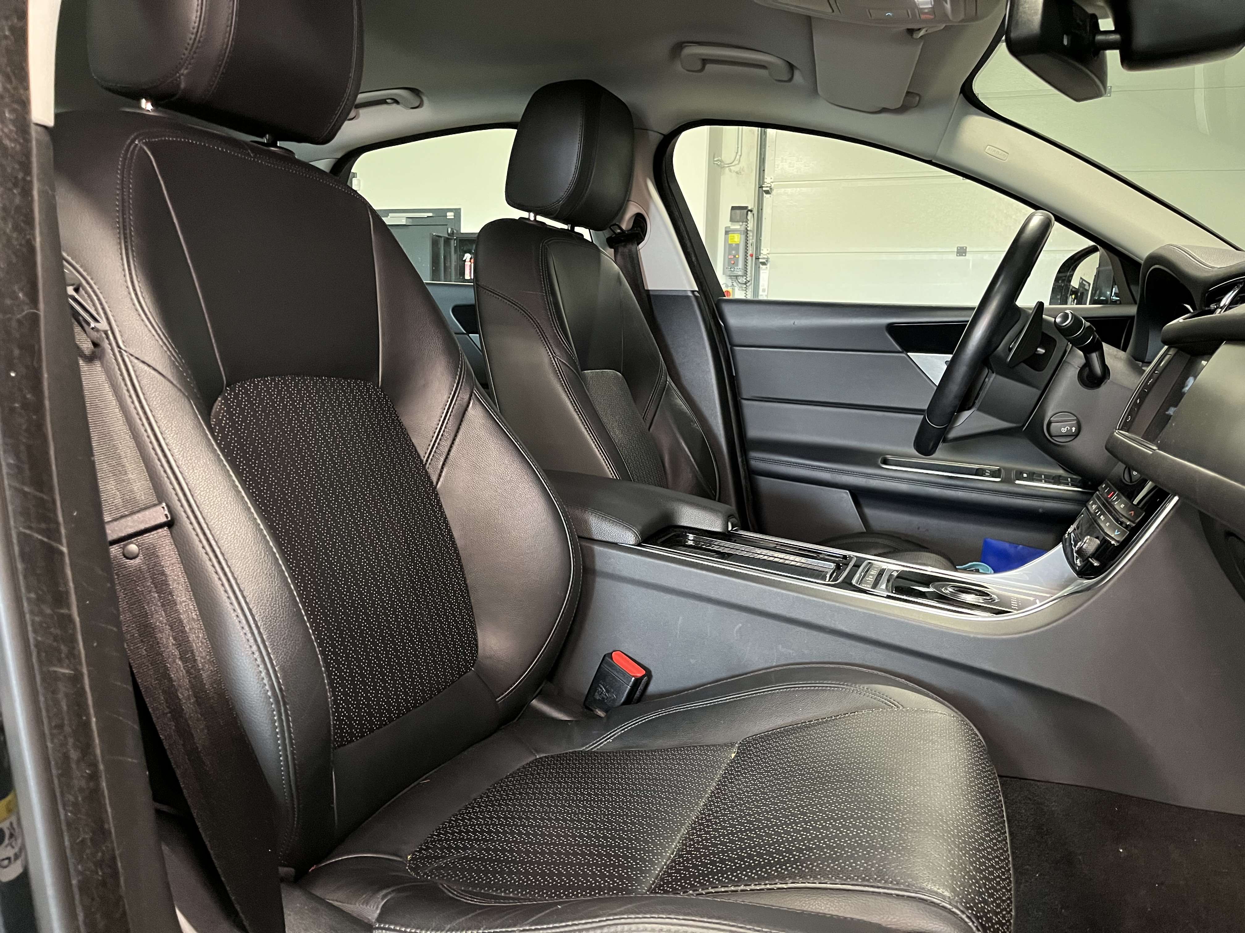 Jaguar XF 2.0 D E-Performance Business Ed. R-Sport.— Cuir — Sièges électriques — Caméra — GPS