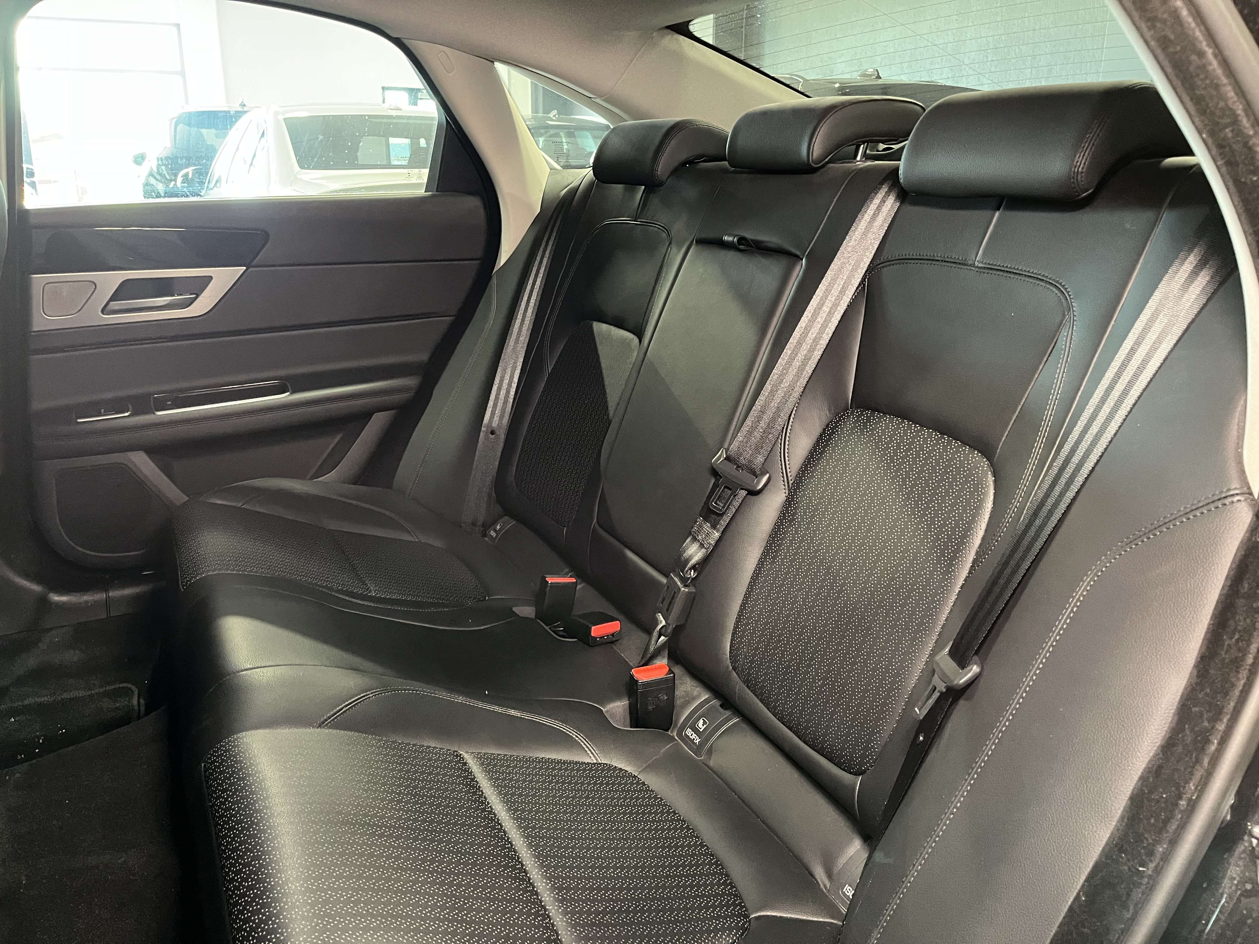 Jaguar XF 2.0 D E-Performance Business Ed. R-Sport.— Cuir — Sièges électriques — Caméra — GPS