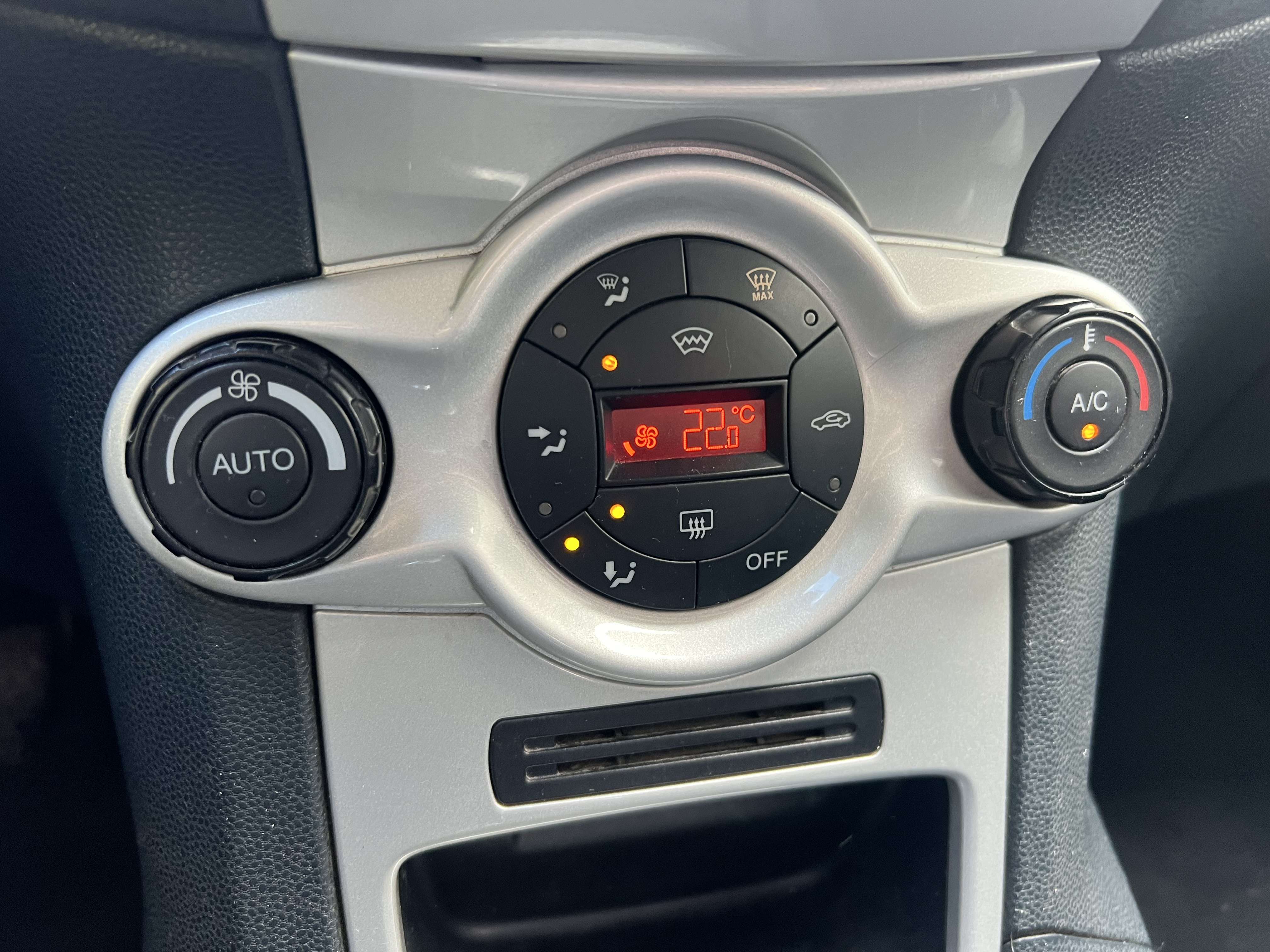 Ford Fiesta 1.6 TDCi Champions Edition DPF + CLIM