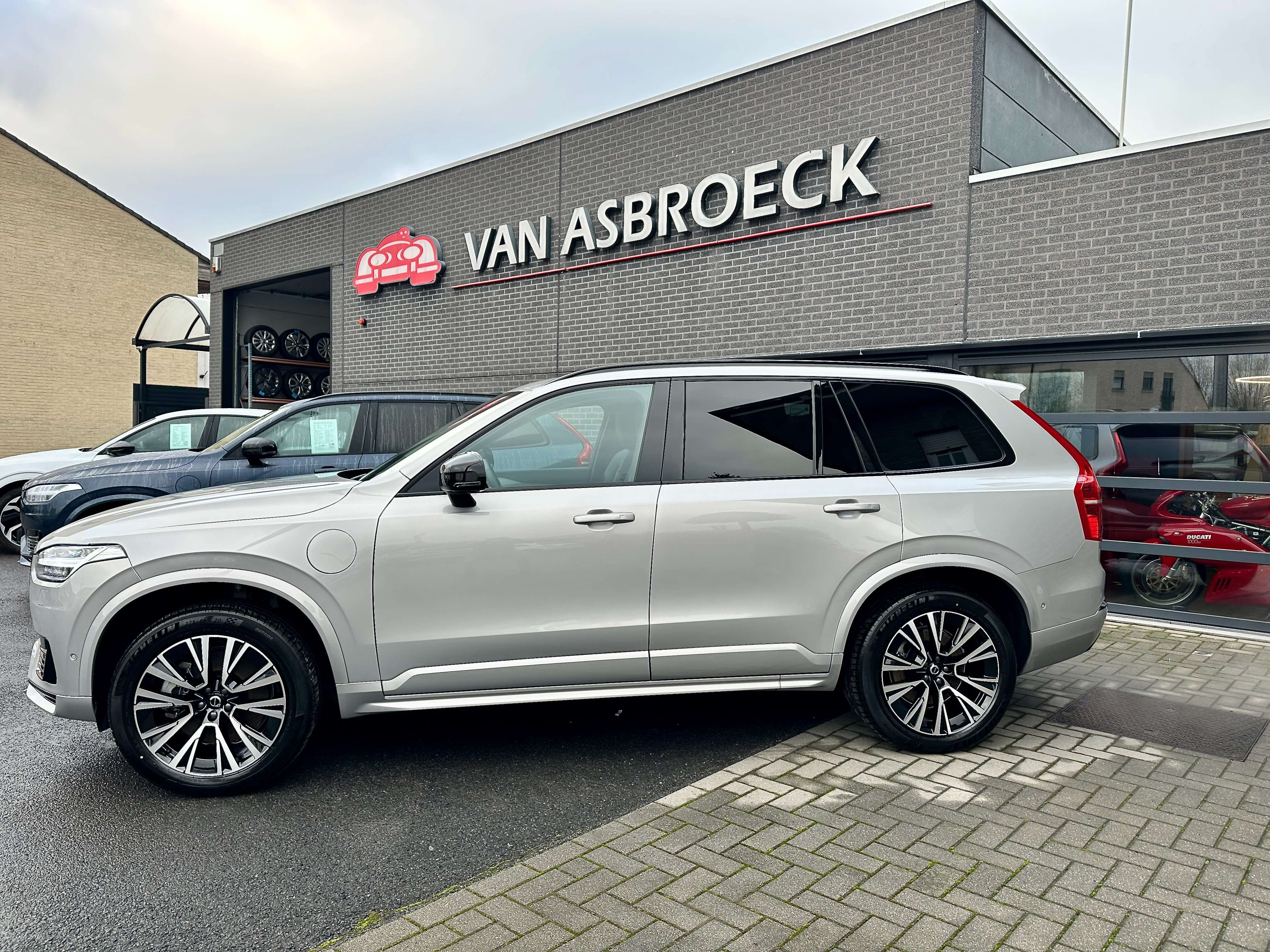 Volvo XC90 T8 AWD Plug-in Hybrid Plus Dark FULL OPTION !