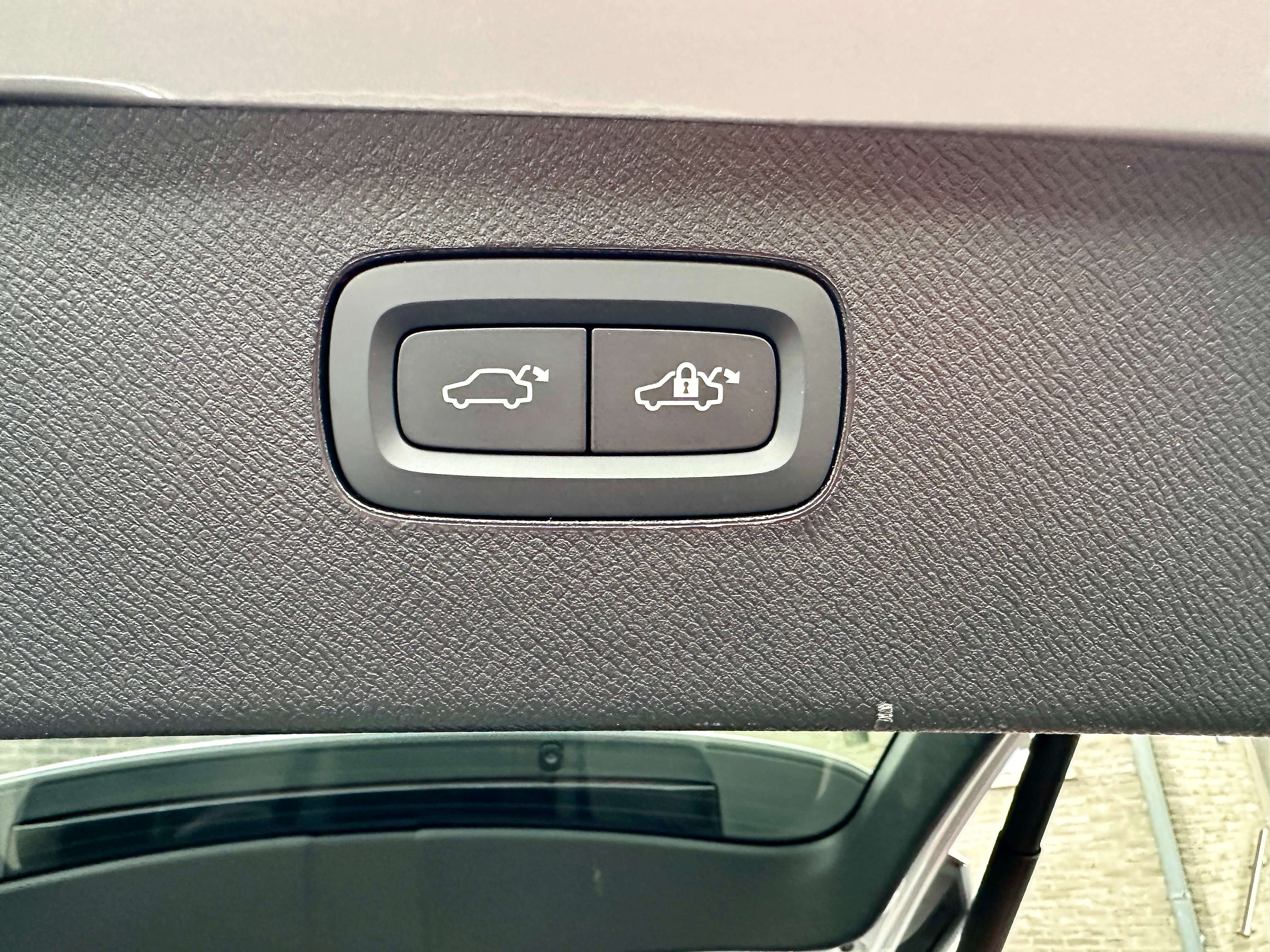 Volvo XC90 T8 AWD Plug-in Hybrid Plus Dark FULL OPTION !