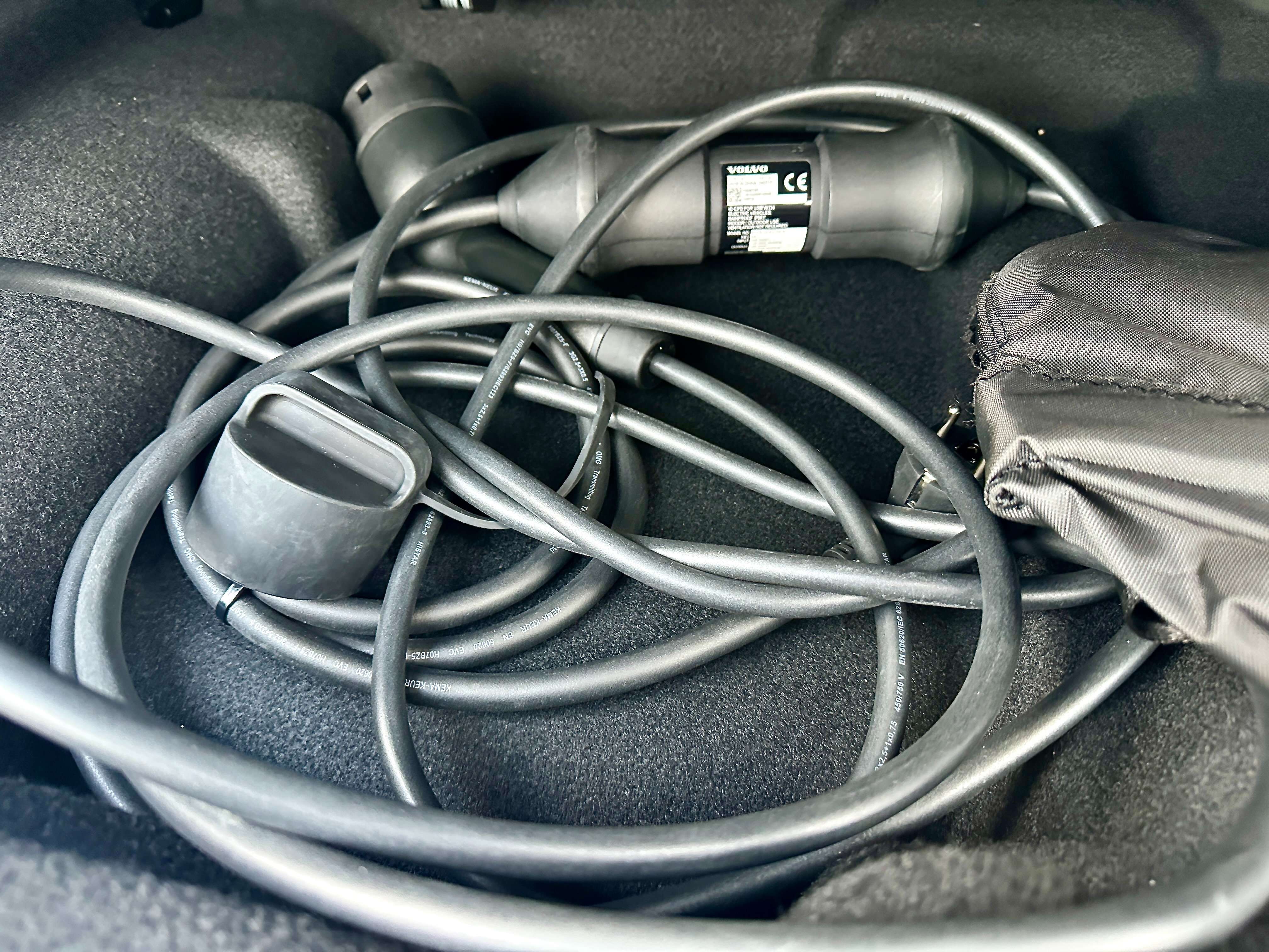 Volvo XC90 T8 AWD Plug-in Hybrid Plus Dark FULL OPTION !