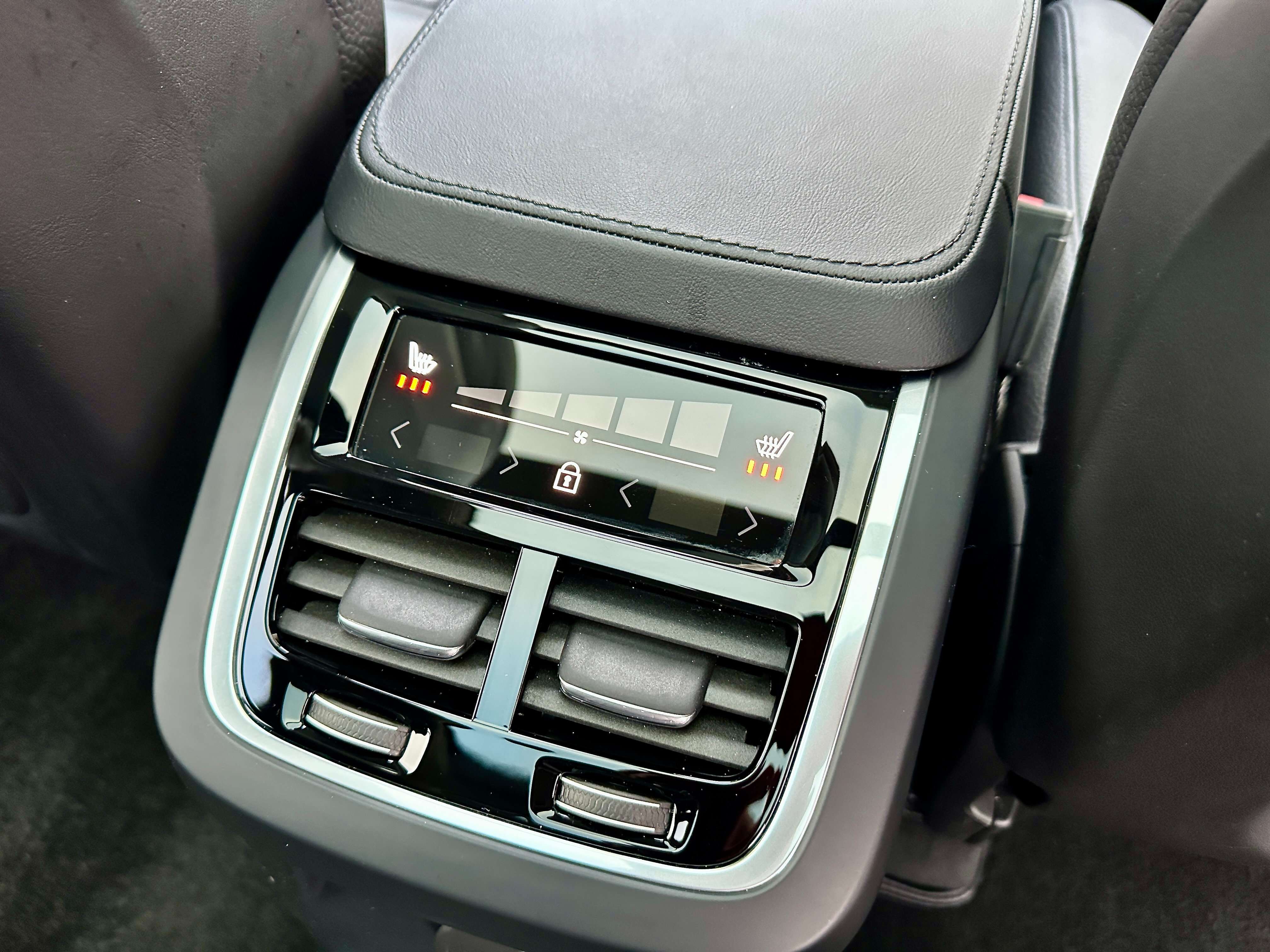 Volvo XC90 T8 AWD Plug-in Hybrid Plus Dark FULL OPTION !