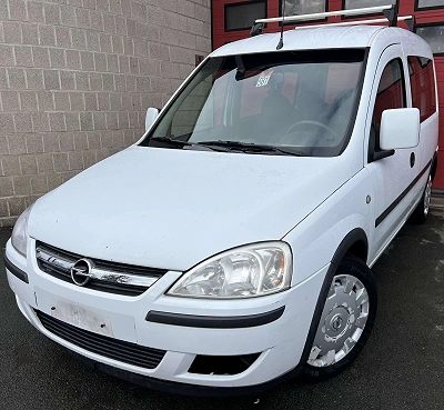 Opel Combo Tour 1.3 DT CDTi Essentia + 5 PLACES