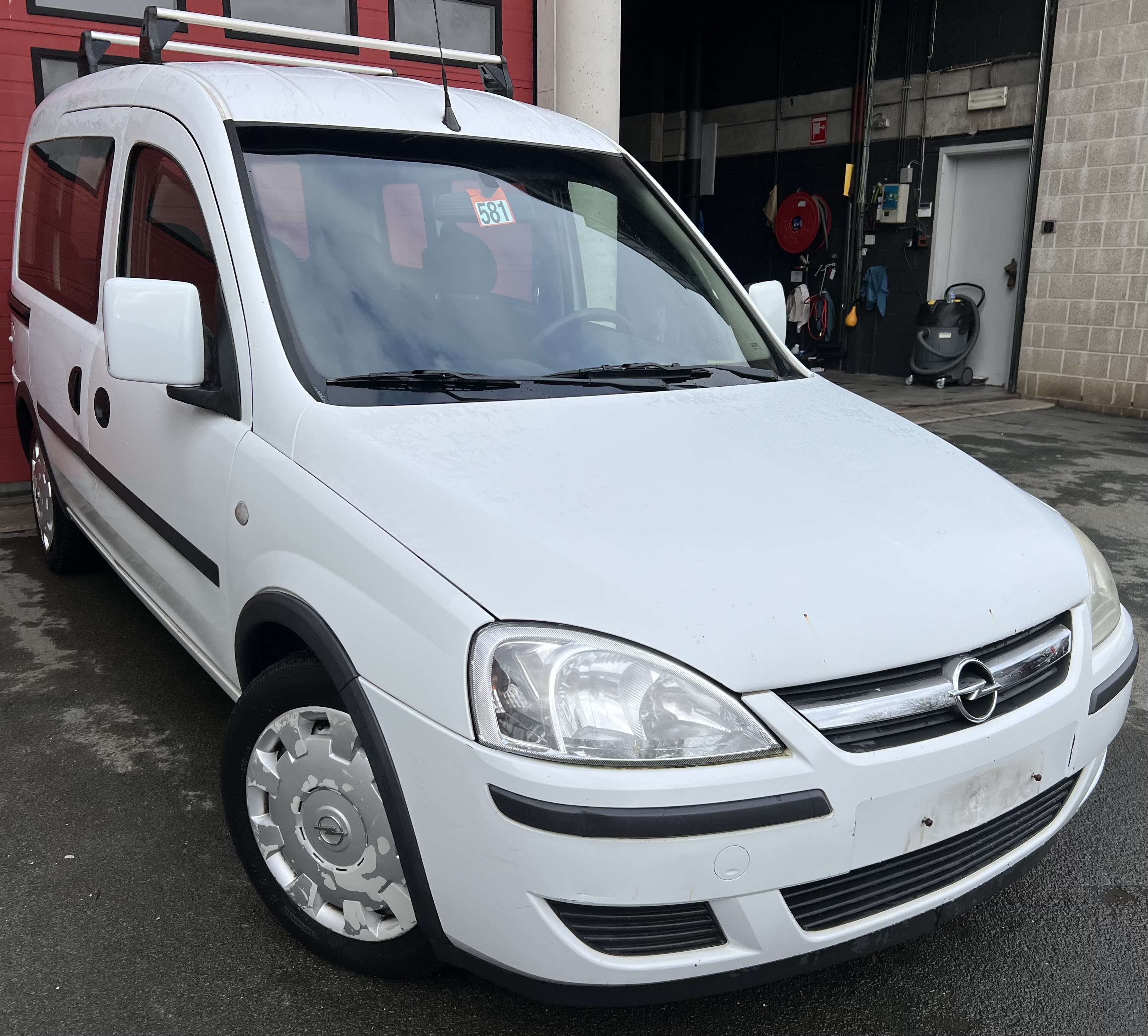 Opel Combo Tour 1.3 DT CDTi Essentia + 5 PLACES