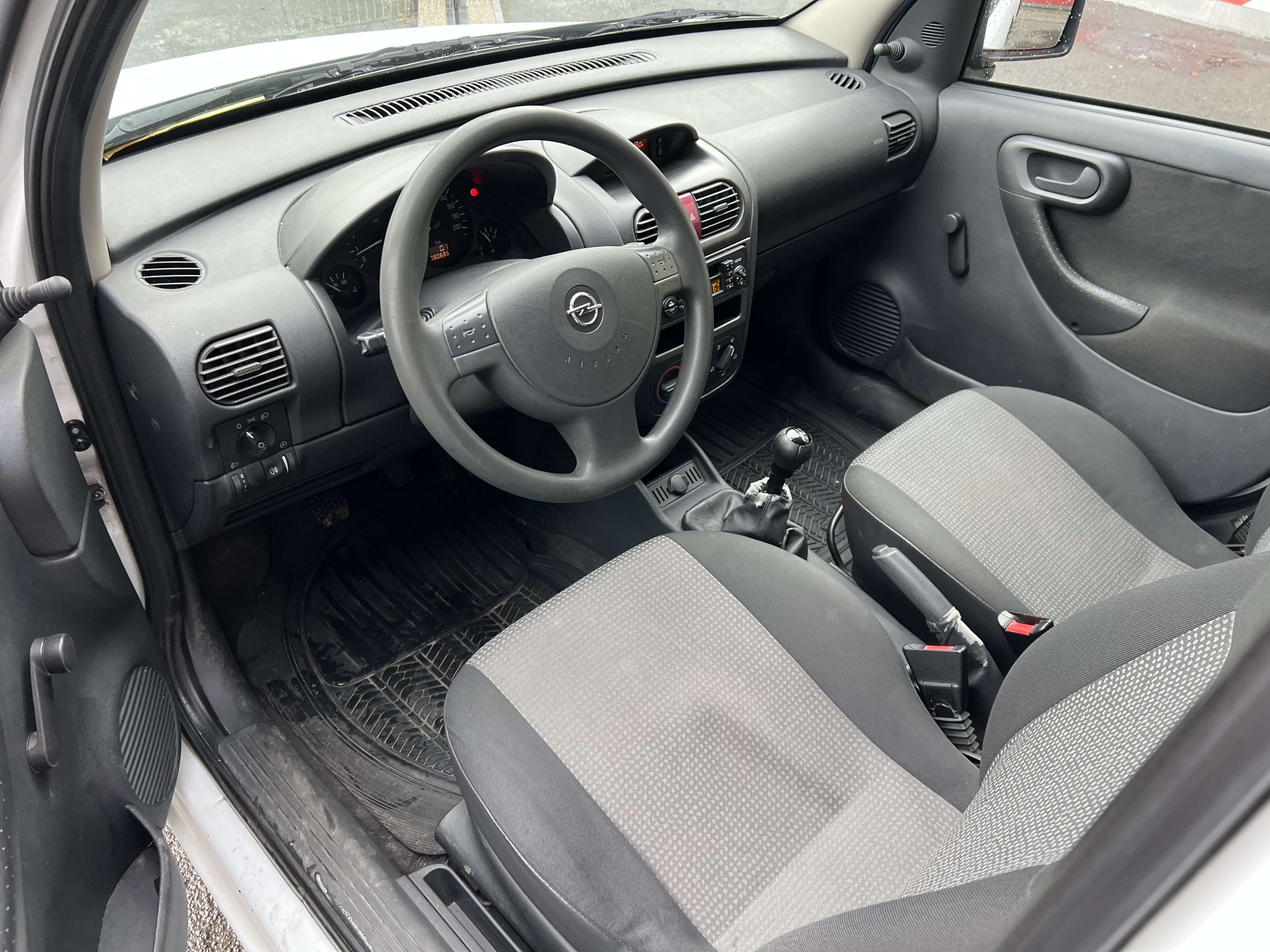 Opel Combo Tour 1.3 DT CDTi Essentia + 5 PLACES