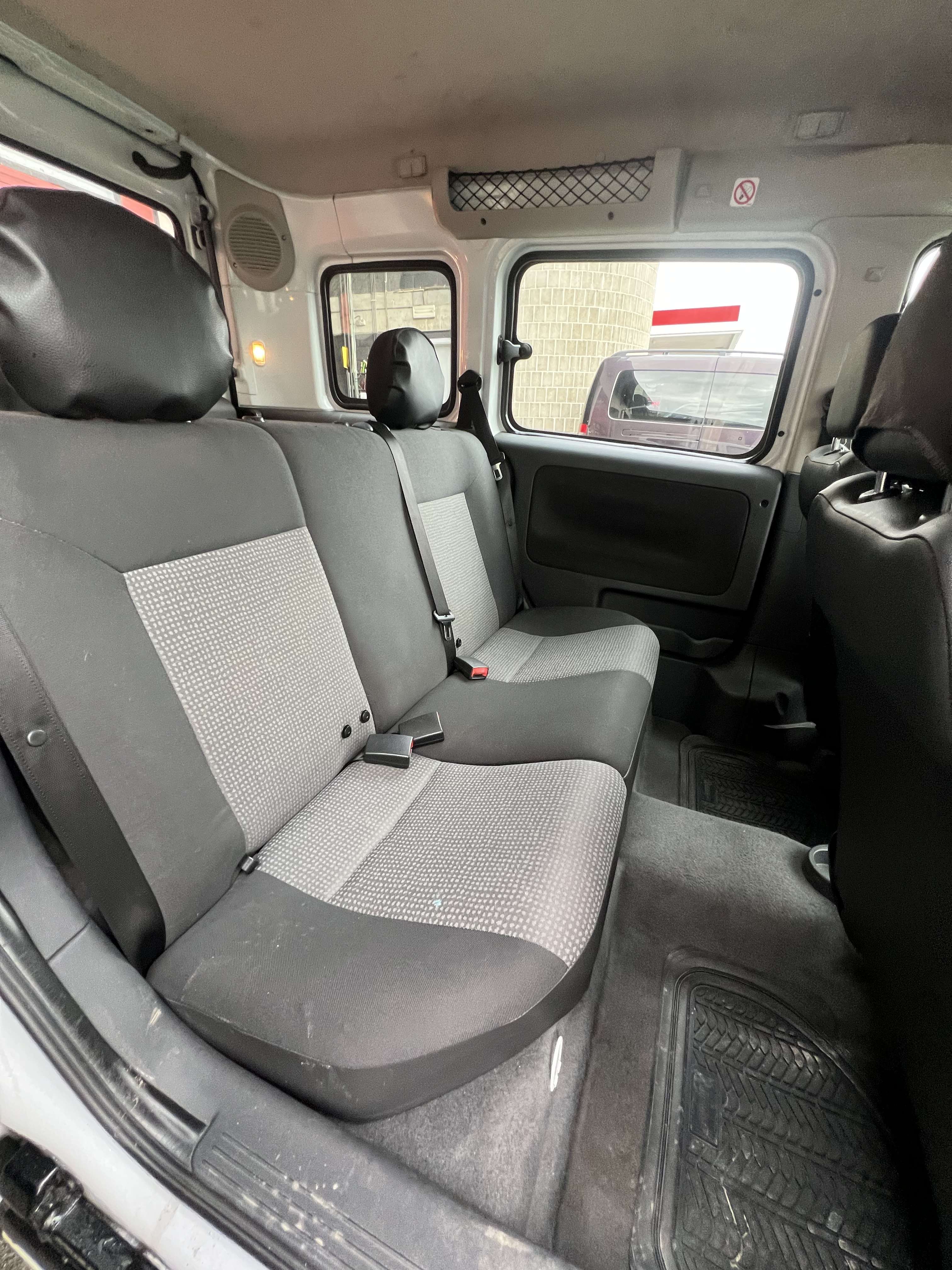 Opel Combo Tour 1.3 DT CDTi Essentia + 5 PLACES