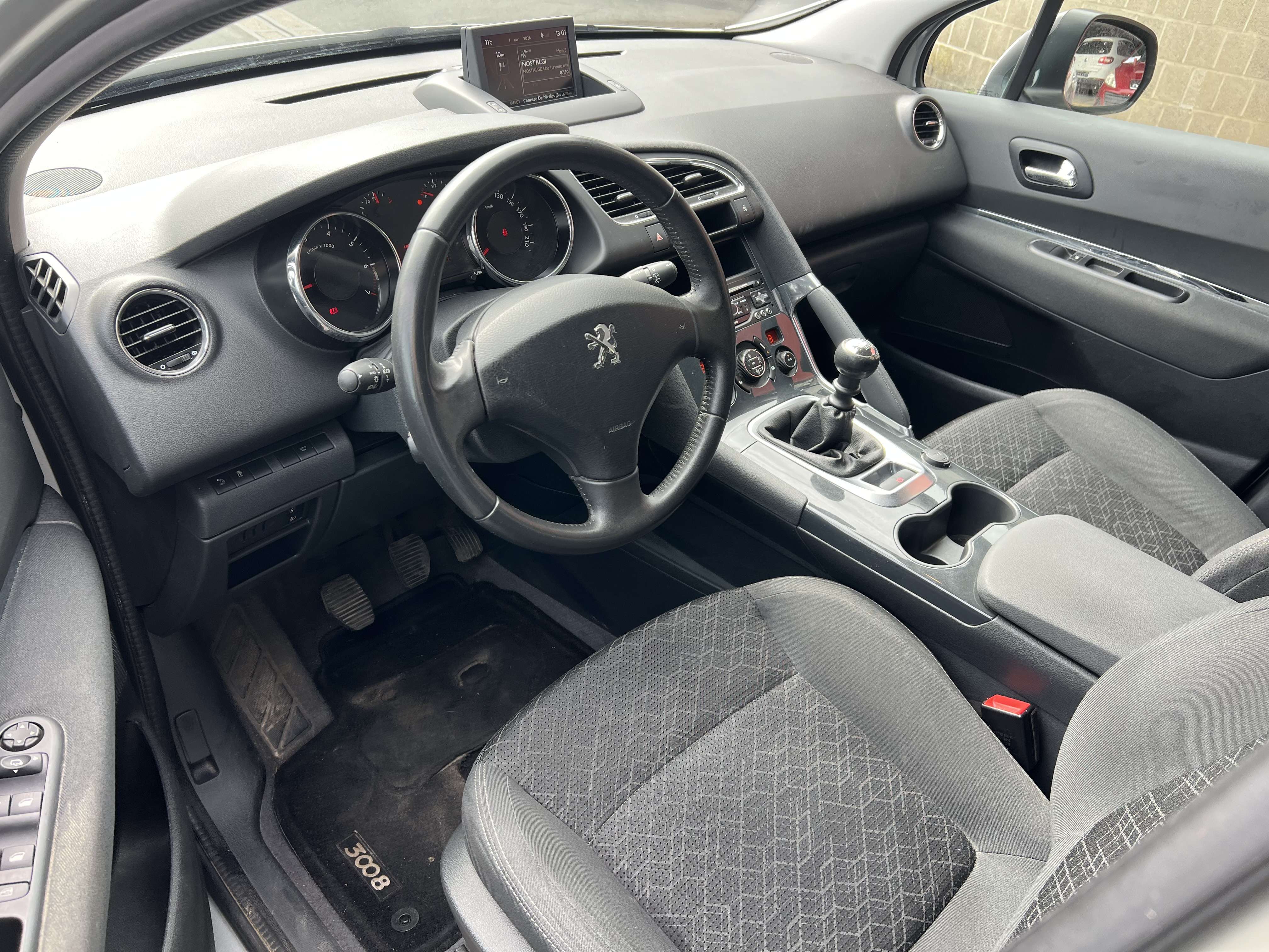 Peugeot 3008 1.2i PureTech Active + NAVI + CLIM