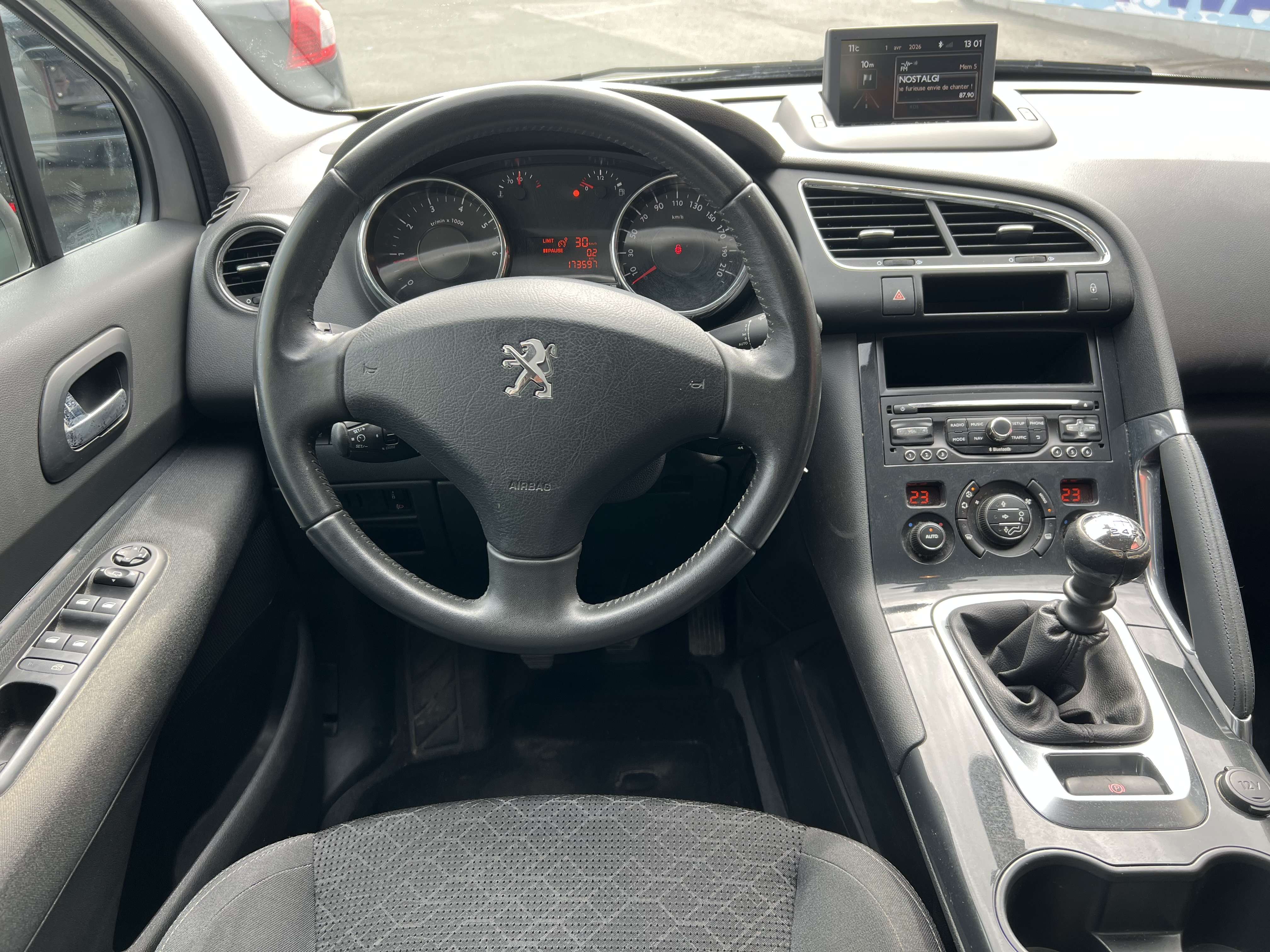 Peugeot 3008 1.2i PureTech Active + NAVI + CLIM