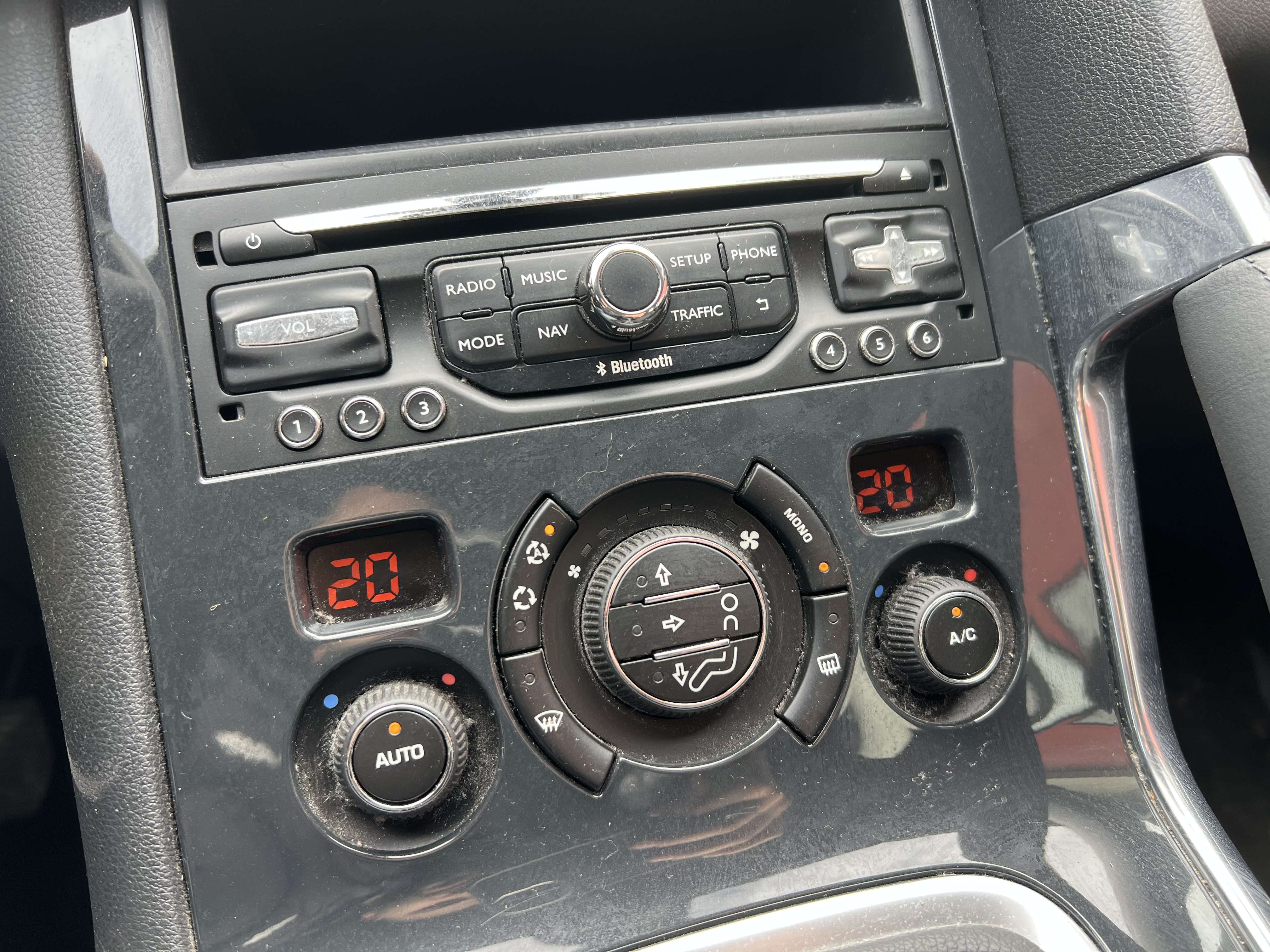 Peugeot 3008 1.2i PureTech Active + NAVI + CLIM