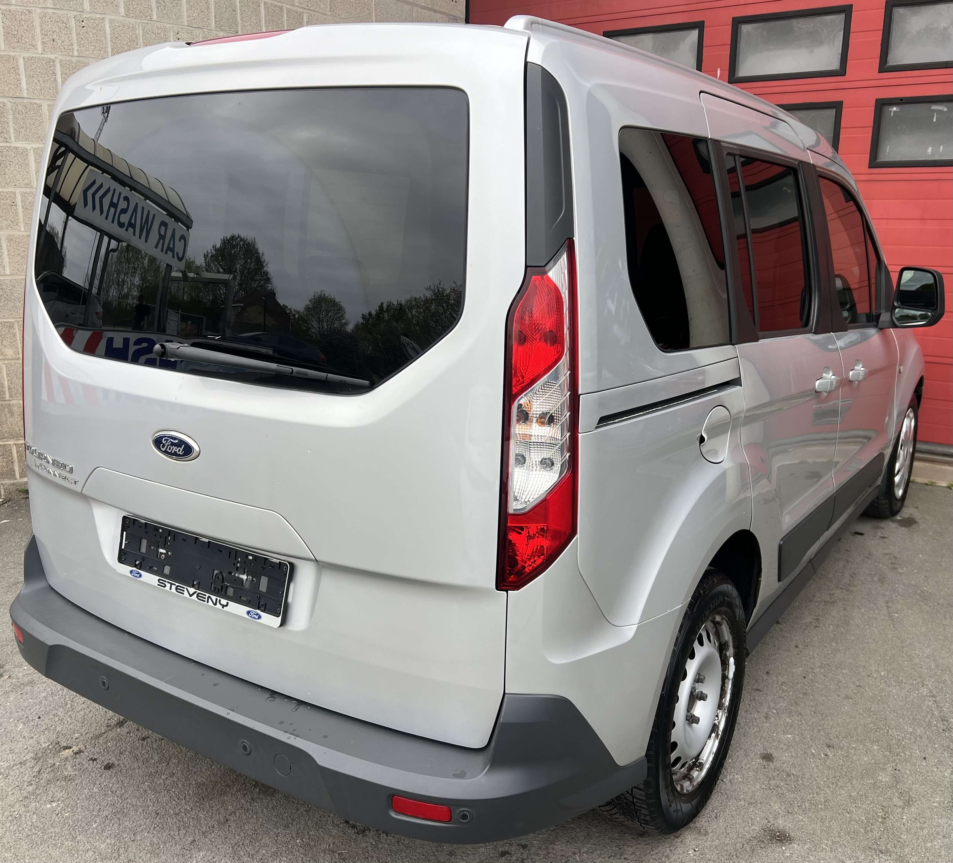Ford Tourneo Connect 1.6 TDCi Ambiente + CLIM + 5 PLACES